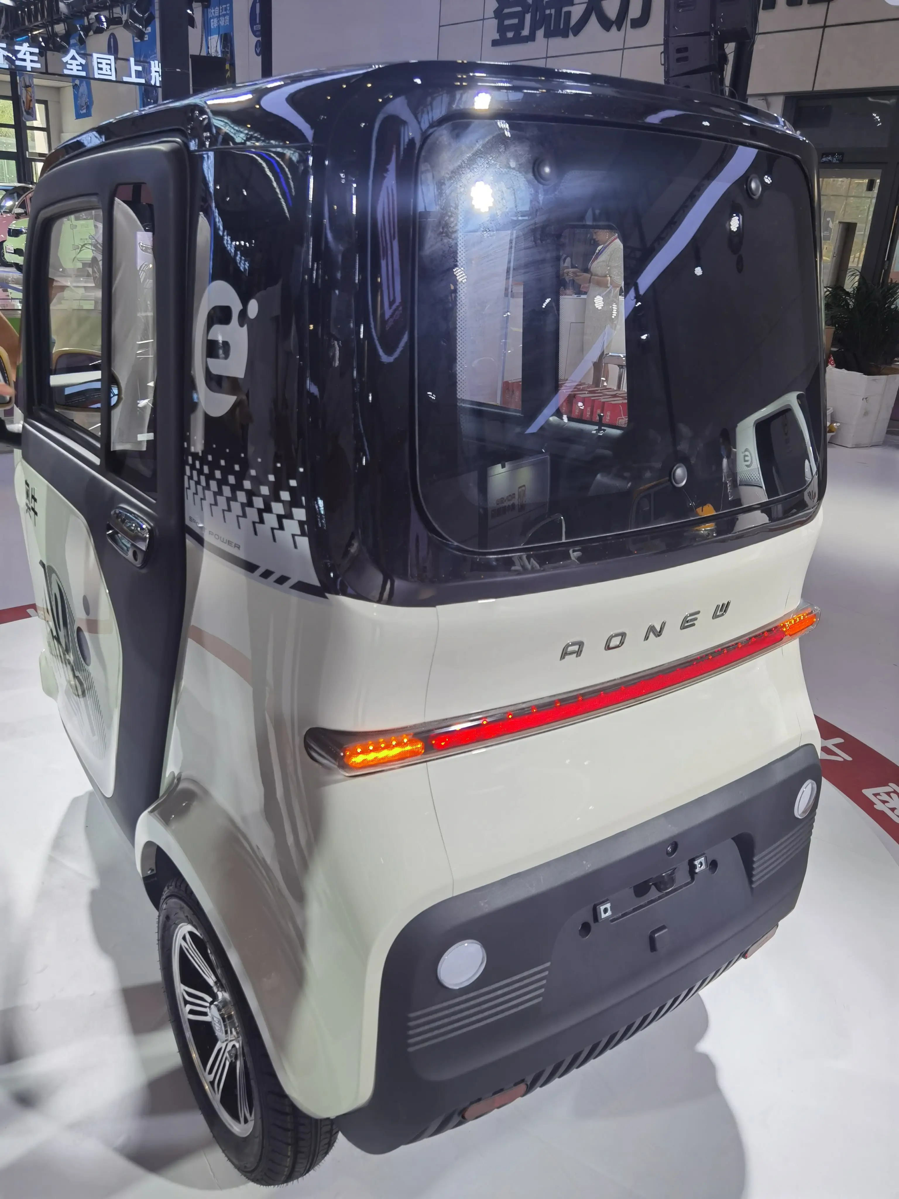 Chinese Manufacturer Fully Enclosed Strong Power 3 Wheel  Fully Enclosed Electric Tricycle For Delivery scooter