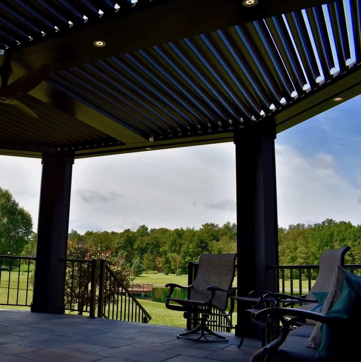 Lianhong Outdoor Roof Louvre Gazebo Pergola Aluminum Modern Design Waterproof Bioclimatic Pergolas