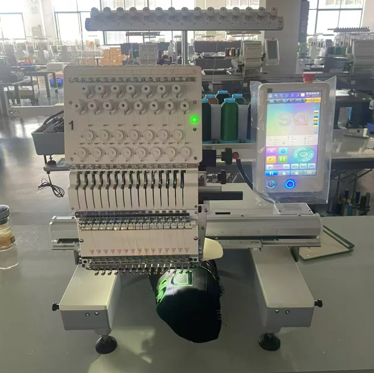 Автоматическая одноголовная компьютерная вышивальная машина 1200 об/мин 15 стежков для шляпы футболки куртки вышивки