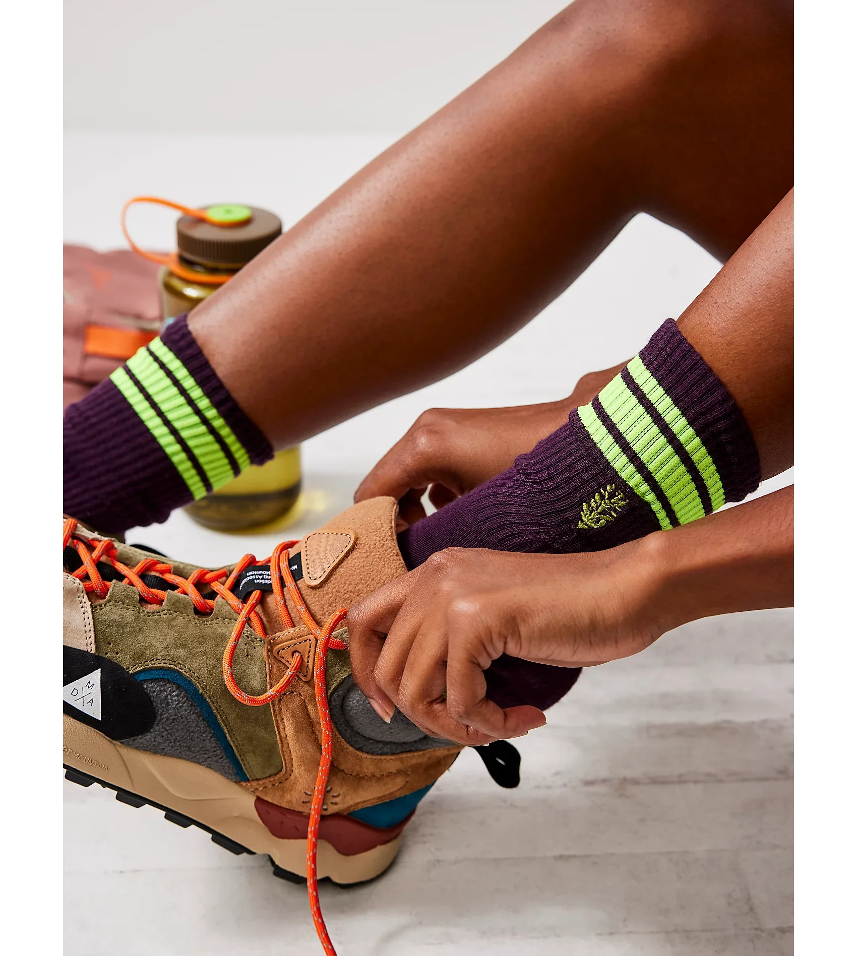 Wholesale Royal Blue Cotton Seamless Sport Tube Embroidery Logo Crew Socks