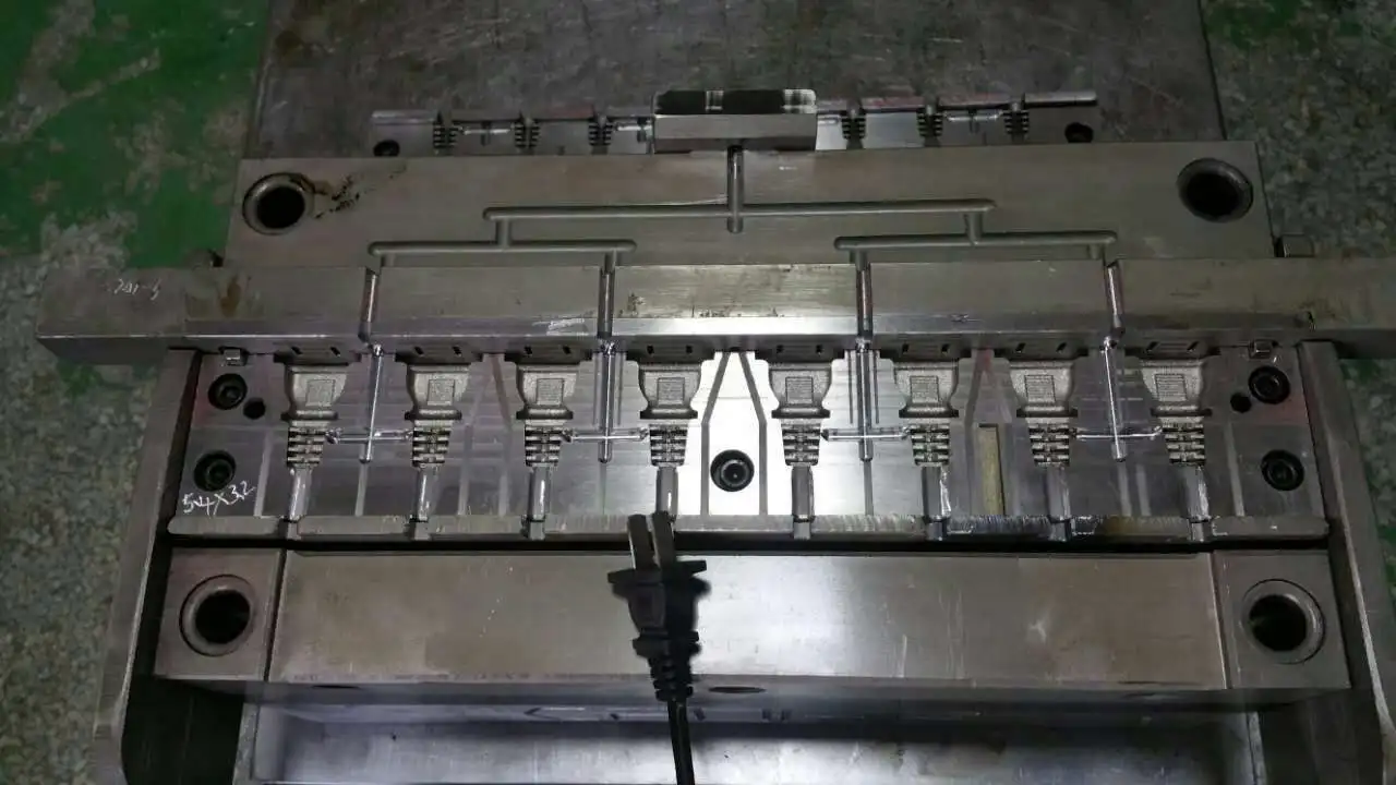 Manufacturing European Schuko AC DC Power Cord 2 Round Pin Plug 3 Pin Male Plug Plastic Injection Mold Price