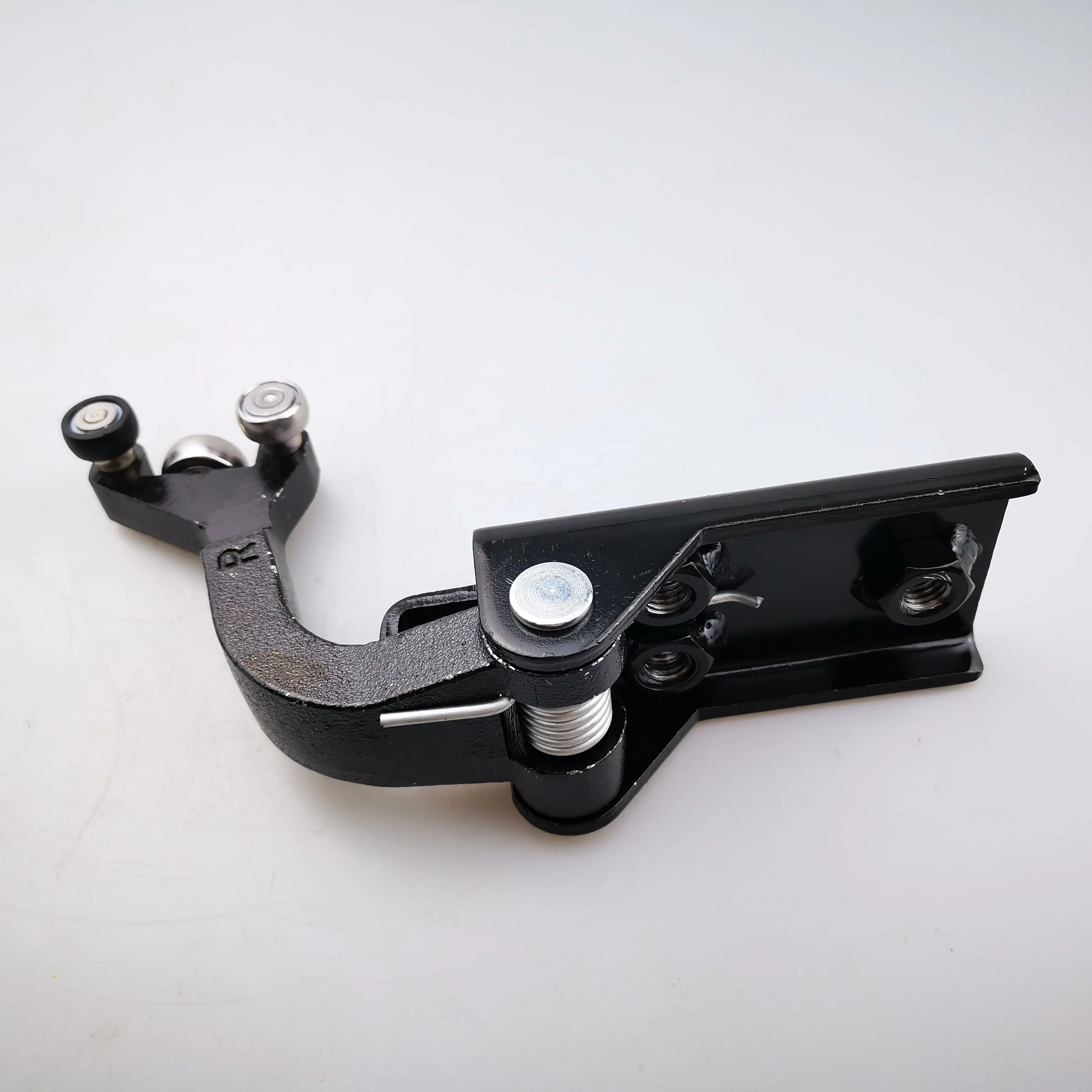 SAIC MAXUS V80 Sliding door middle hinge RH C00033188