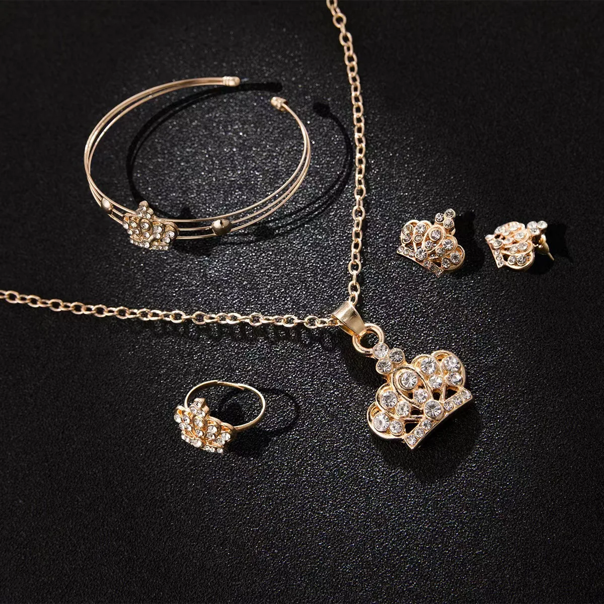 Yiwu DAICY jewelry Latest Arrivals Factory direct sale womens crown suit custom Bling iced out ladies wrist watch