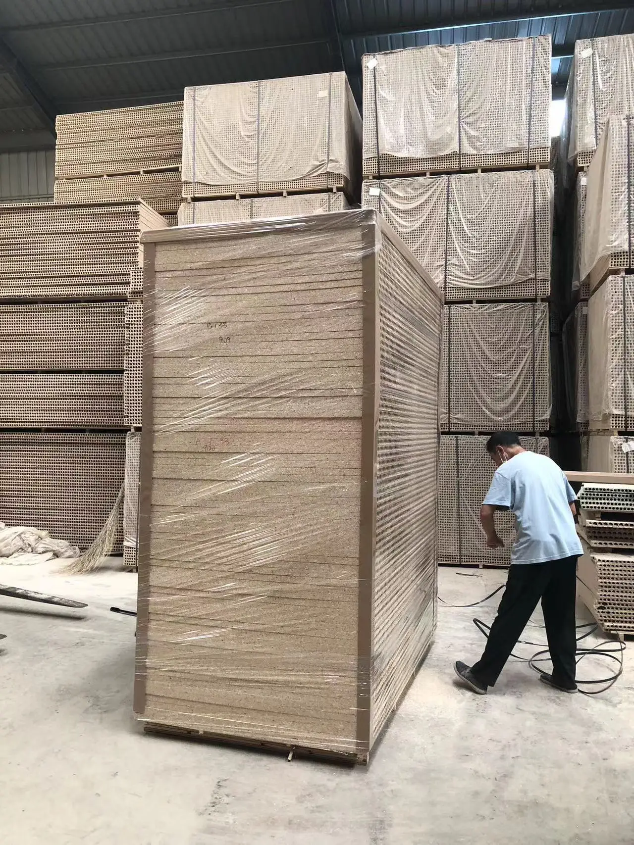 38mm thick Hollow Partical Board Hollow particle board wooden door core 28-40mm