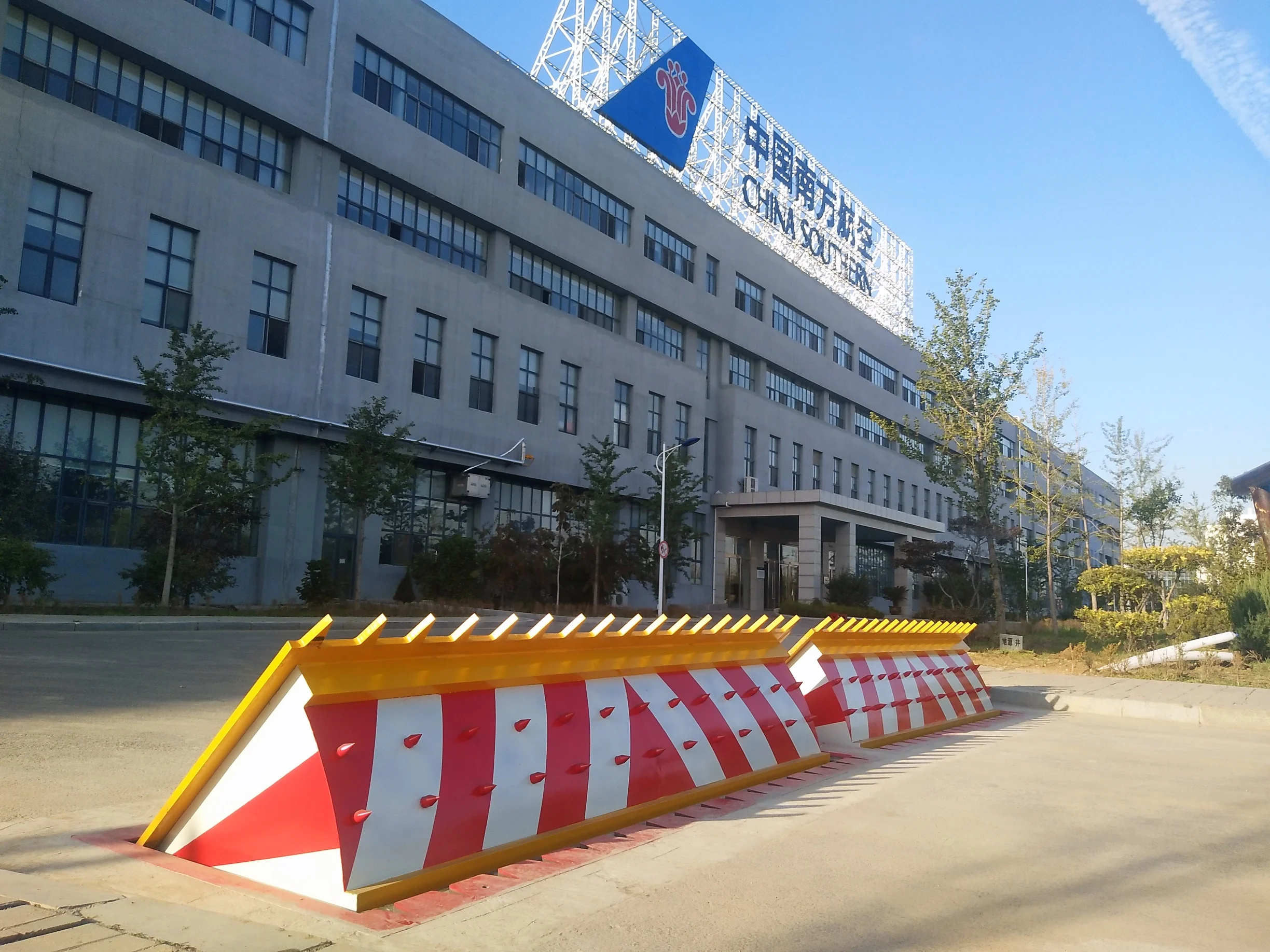  Защитный барьер для физической безопасности A3 стальной дорожный и контроль доступа аварийные сигнальные огни гидравлический автоматический