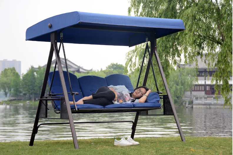 China manufacture outdoor courtyard luxury iron three person canopy patio swing chair
