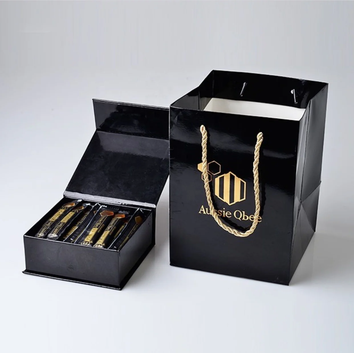 
2020 Excellent Quality Custom Logo Printing Recyclable Shopping Paper customized gift bags 