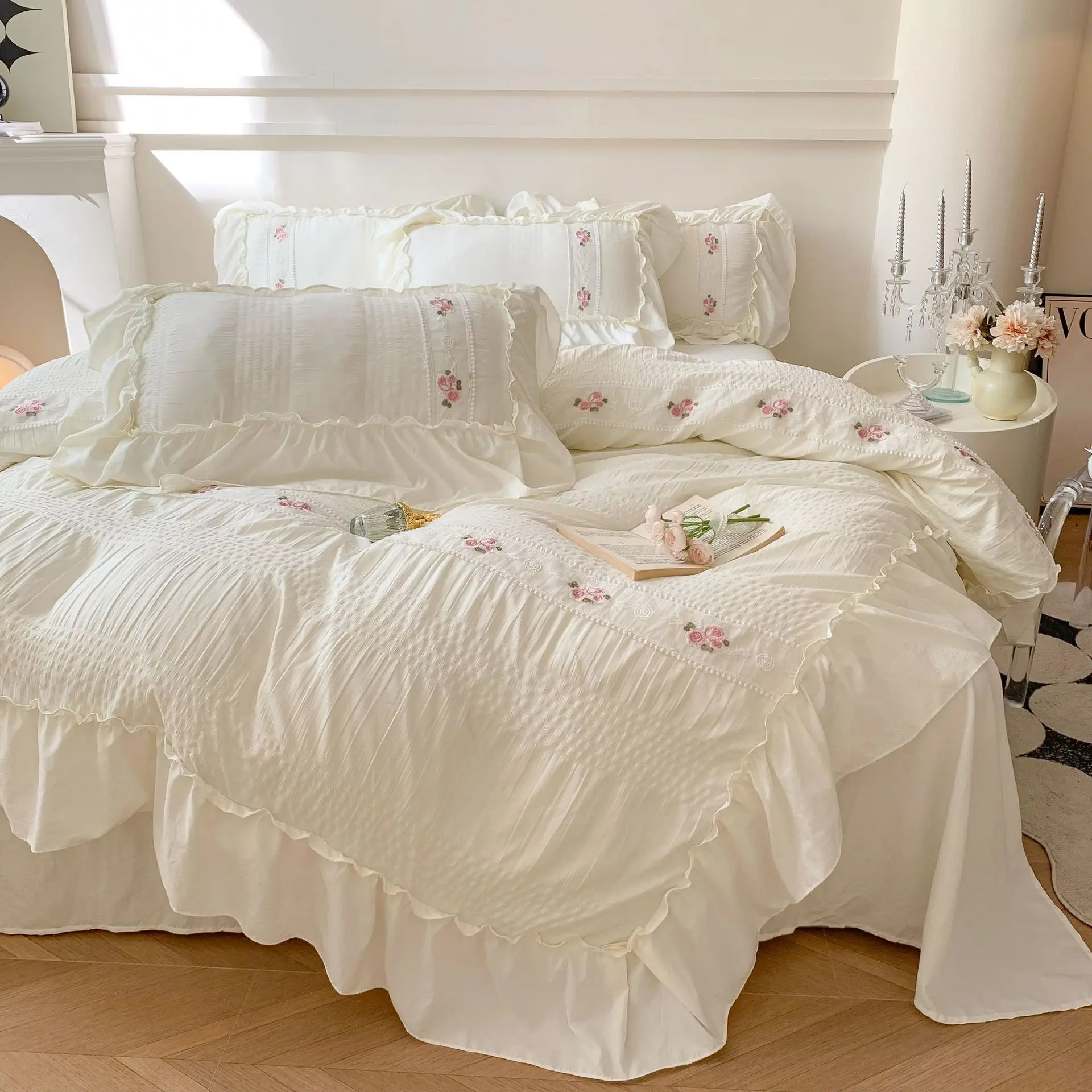Elegant Flower Bubble Fabric White Color Luxury 4PCS Bedding Set Hand Embroidered Lace Bedding Set