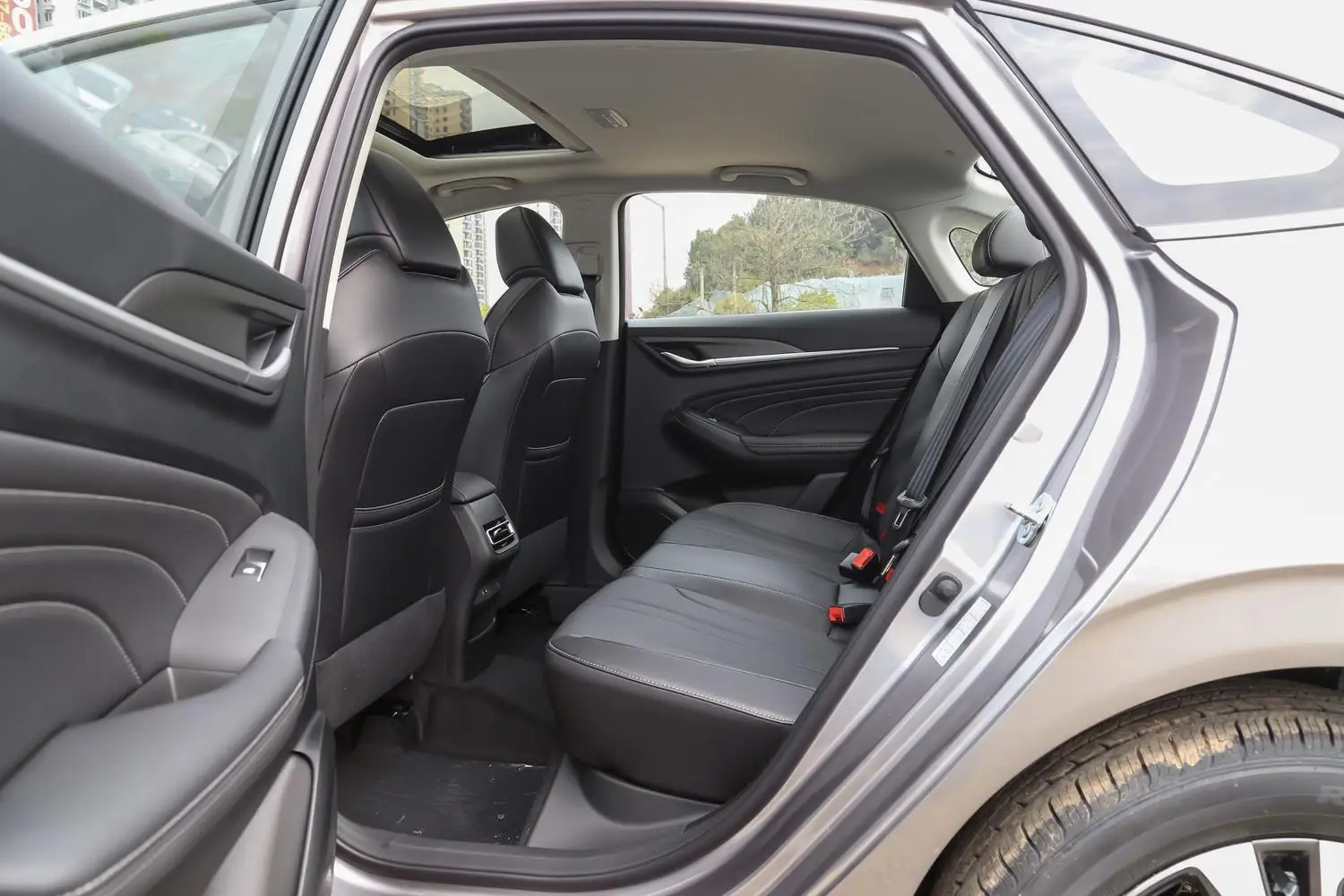 2021 Changan Eado PLUS 1.6L GDI CVT Luxury Model FWD Automatic Engine Turbo R16 Tire Size Leather Seats Aluminium Alloy Roof