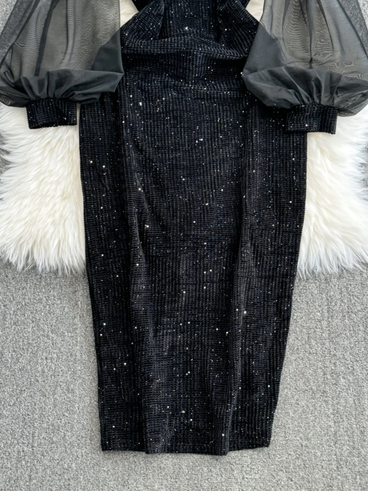 Autumn and Winter French Style Hepburn Wind Black Gauzy Lantern Long Sleeve Stitching v Collar Sequined Velvet Sheath Dress Wome