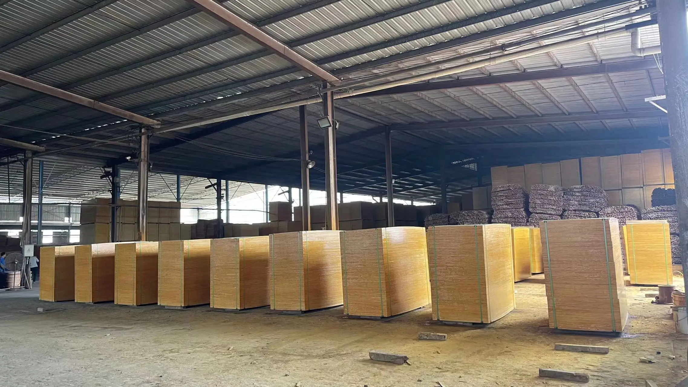 18mm Film-Faced Plywood Sheet in Brown and Black Concrete Form Plywood Double Doors and Chair Parts