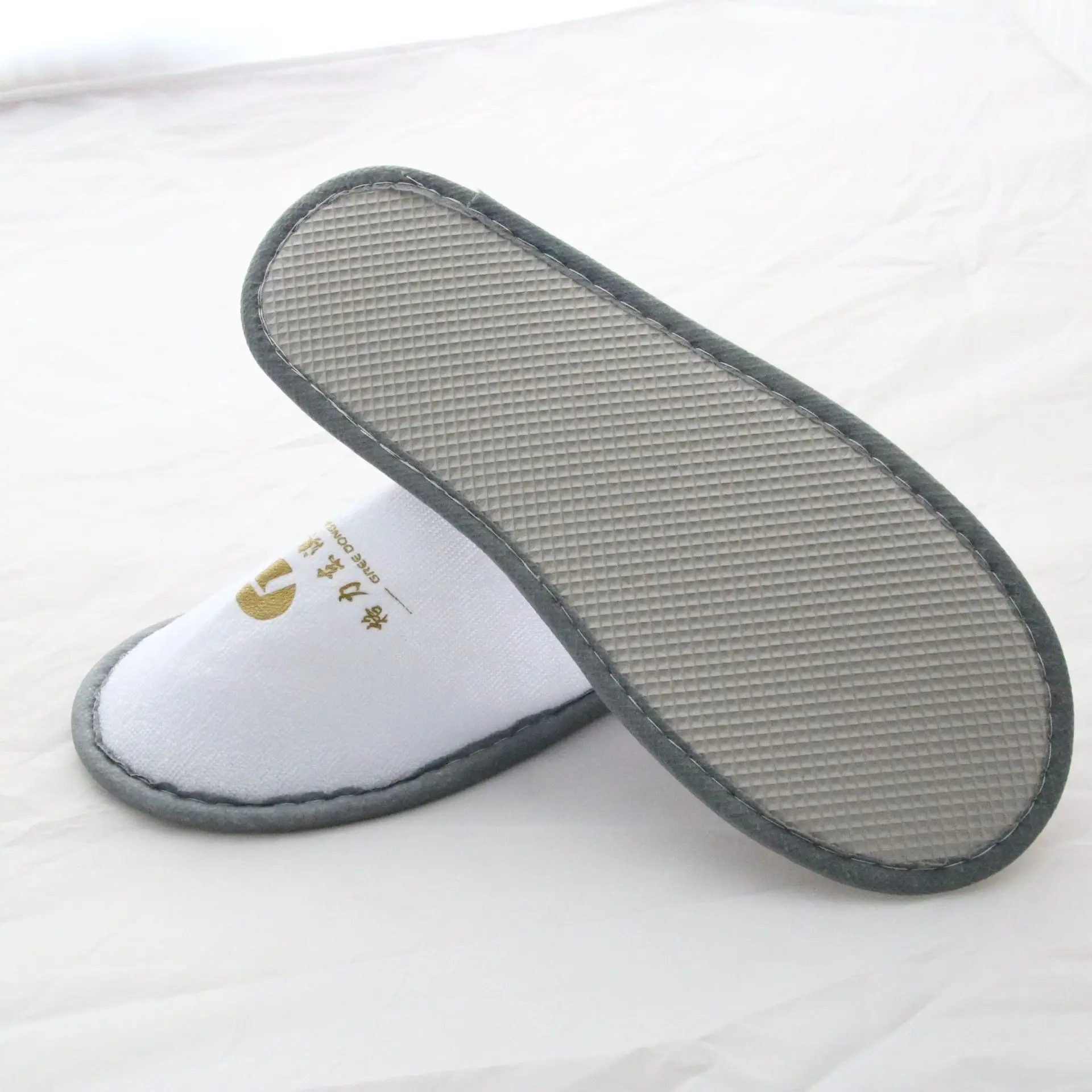 Factory direct sale good quality customizable hotel slippers wholesale disposable hotel bathroom slippers