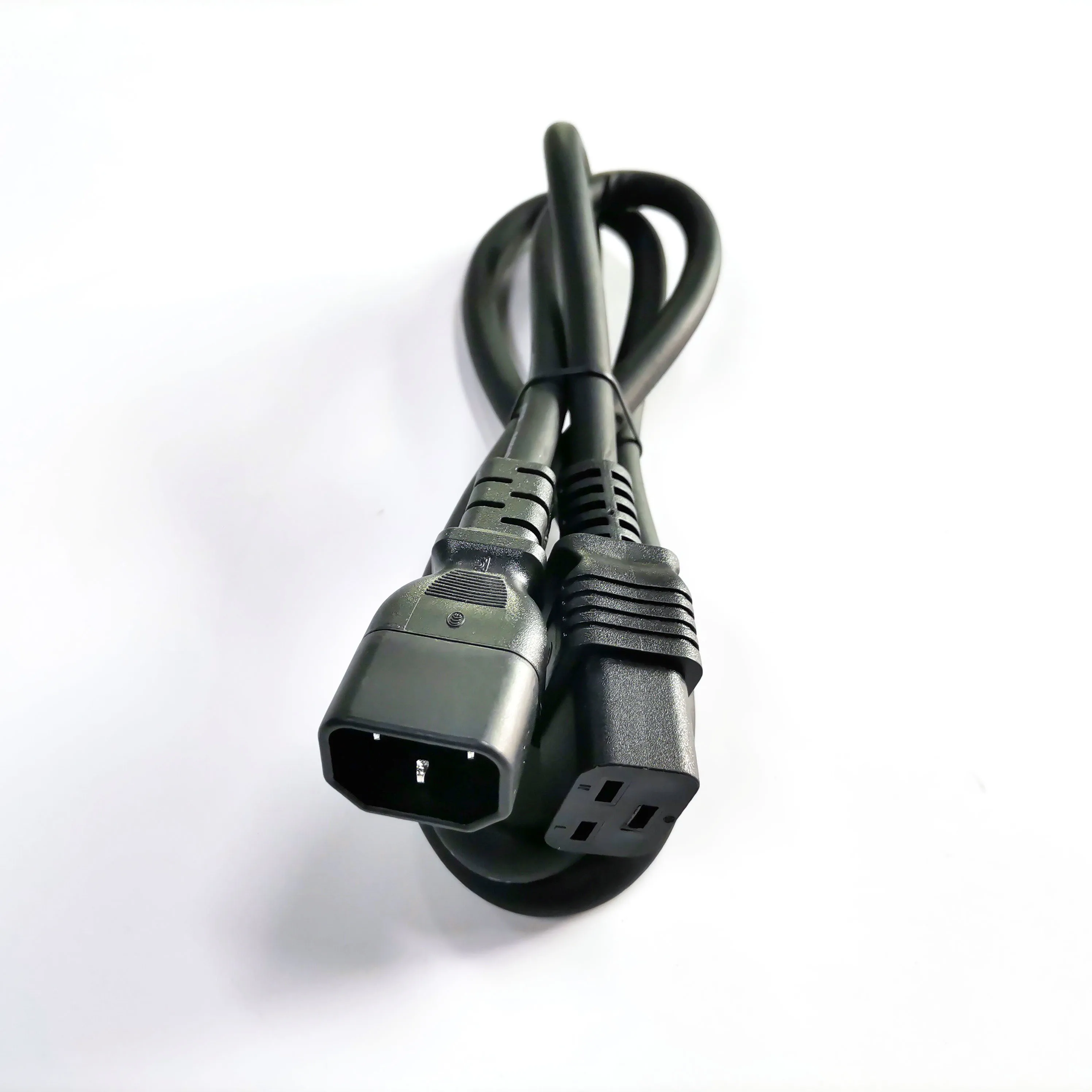 Черный удлинитель SJOW FT2 14AWG 1,8 м C14 к C19