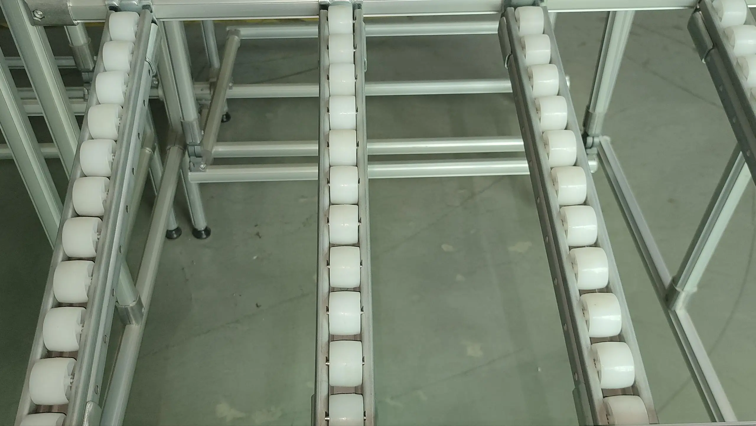 Conveyor roller track placon for logistics