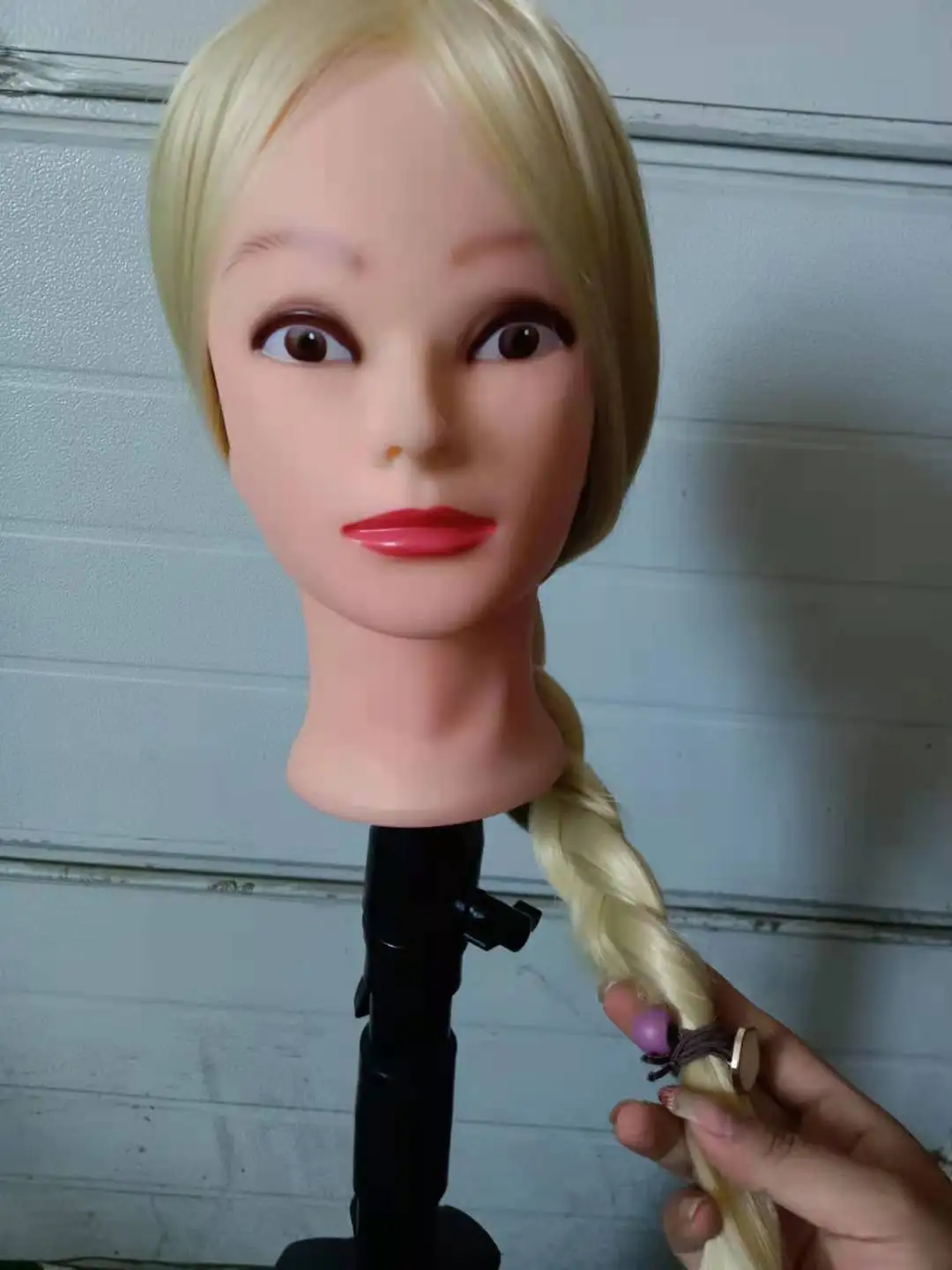 Лидер продаж, Модный высококачественный недорогой манекен из химического волокна, тренировочная оплетка для стрижки волос, для использования в салоне, манекен, головка