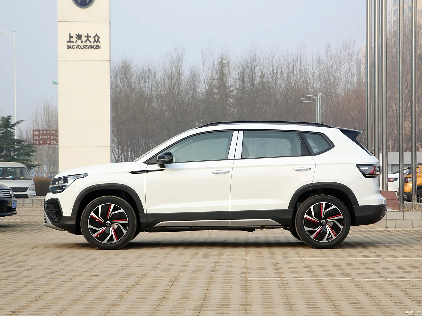 Cheap used gasoline car 2023 Volkswagen Tharu 330TSI Luxury 2WD Petrol Vehicle Compact SUV Automobiles made in china