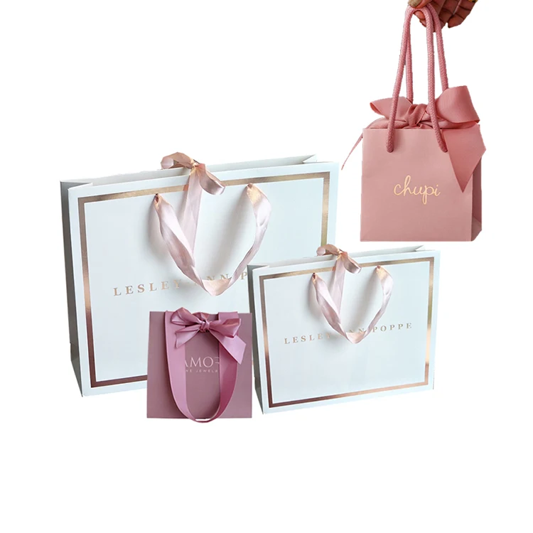 Пользовательская прочная модная роскошная упаковка для покупок тисненый бумажный подарочный пакет с ленточными ручками