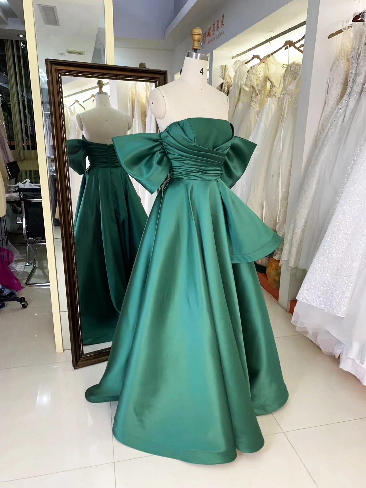 2025 New fashion custom strapless emerald satin fabric pleated dress modern party trend design evening dress