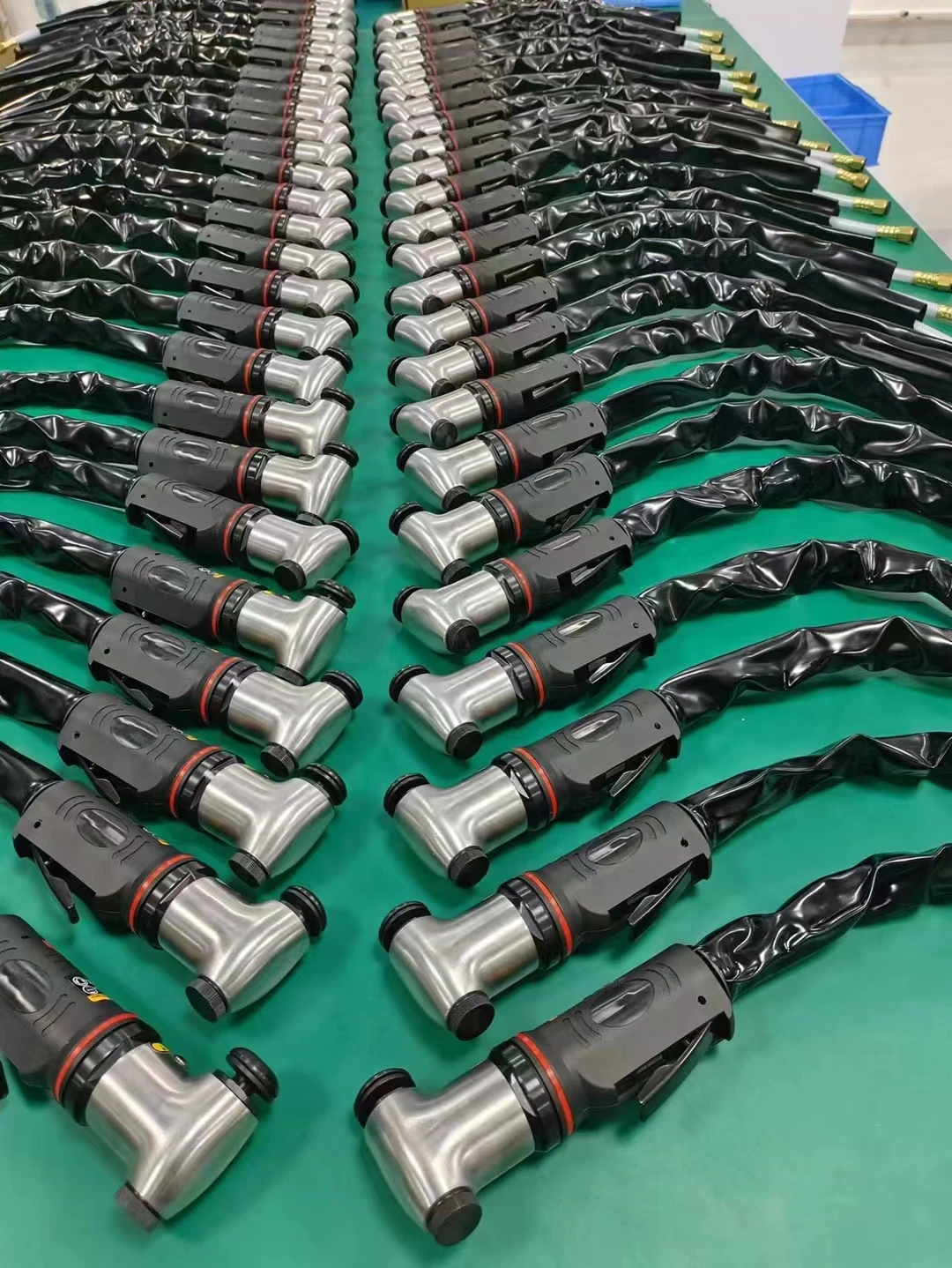 Hardware tool,for soft cutting of carton foam, pneumatic swing cutter