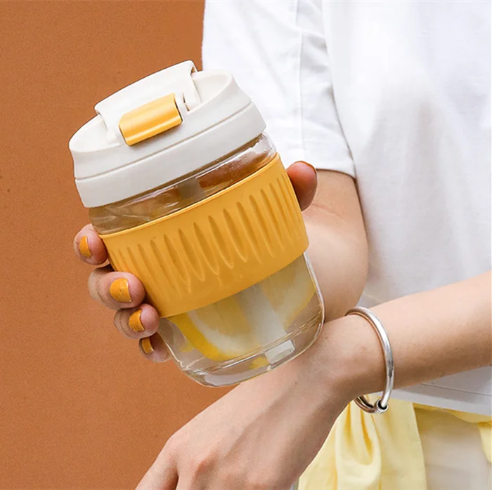 Wholesale Modern Luxury Reusable New Design Borosilicate Glass Custom Logo Silicone Lid Travel Coffee Cup