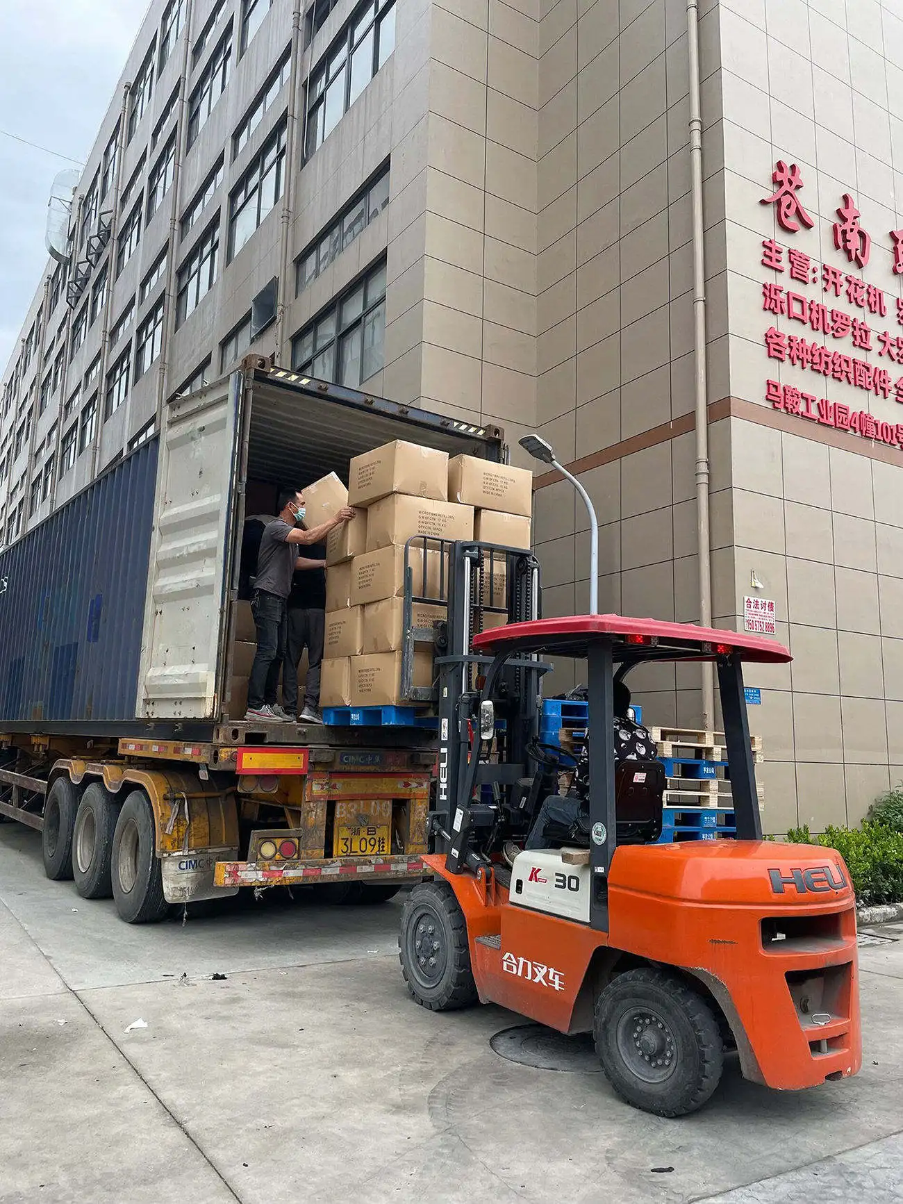 China Factory Sales Household Items Cleaning Accessories Clean Tools White And Blue Cotton Microfiber Mop With Wooden Handle