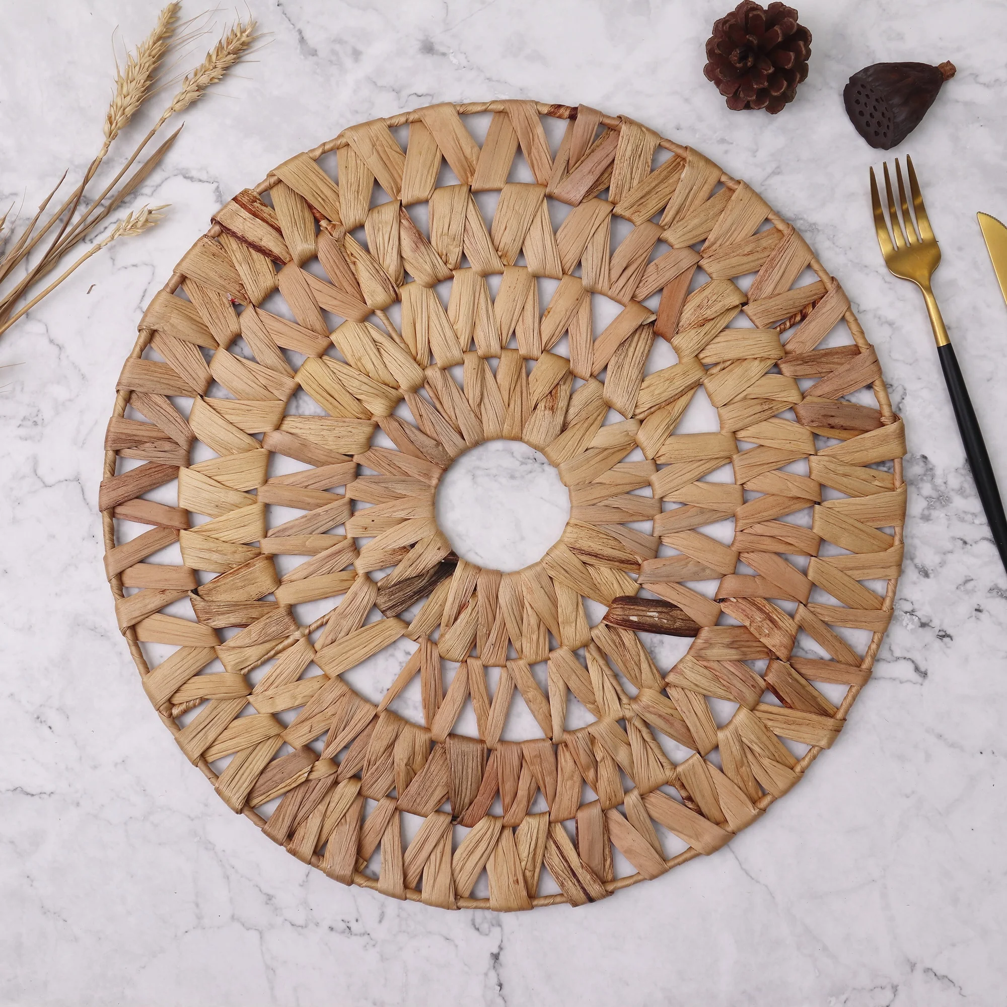 China wholesales natural corn bran weave placemat round braided rattan tablemats