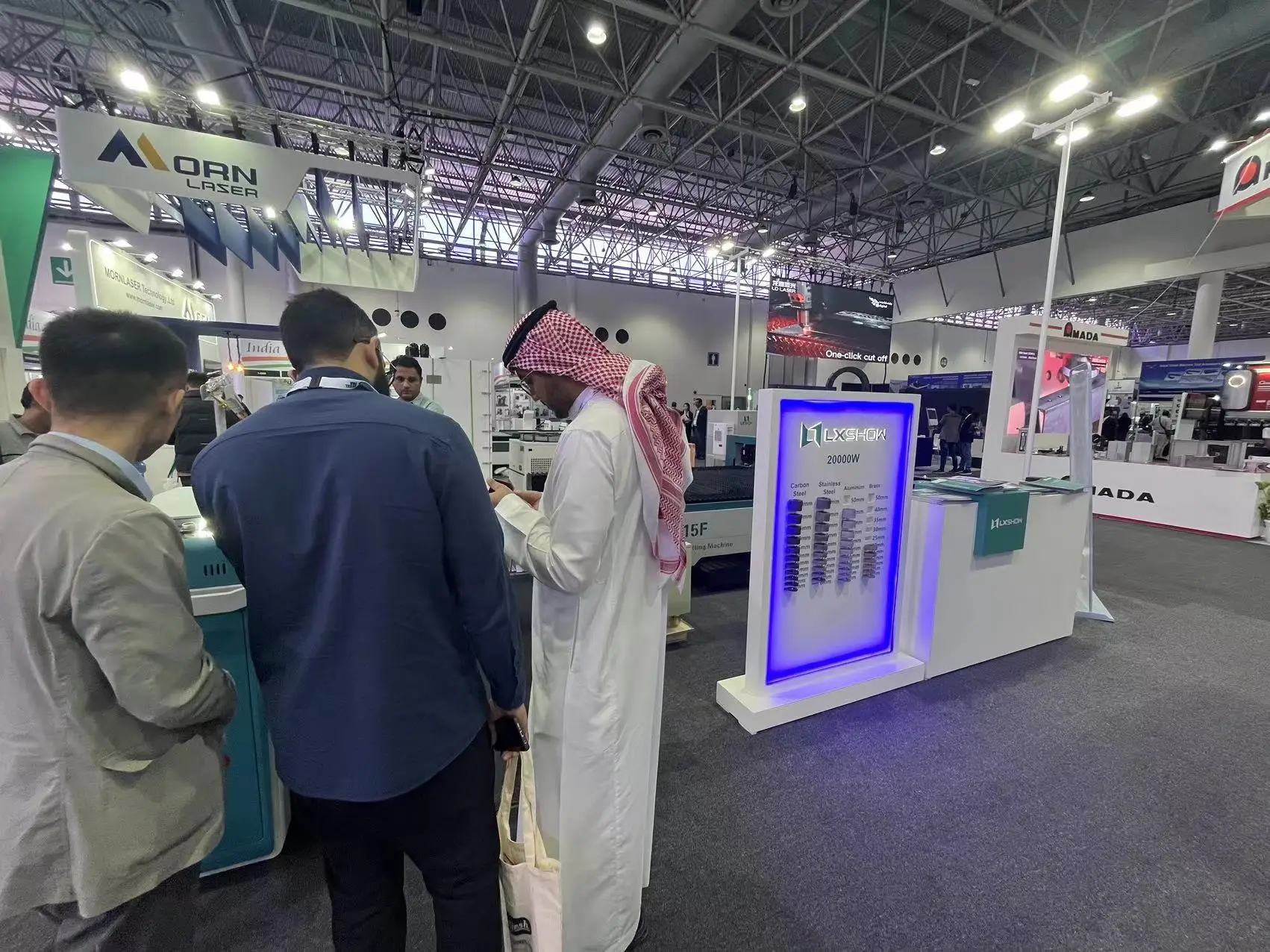 Lxshow Fiber Laser Automatic Cutting Machine Round Square Shape 2000w Tube Steel Laser Cutting Machine