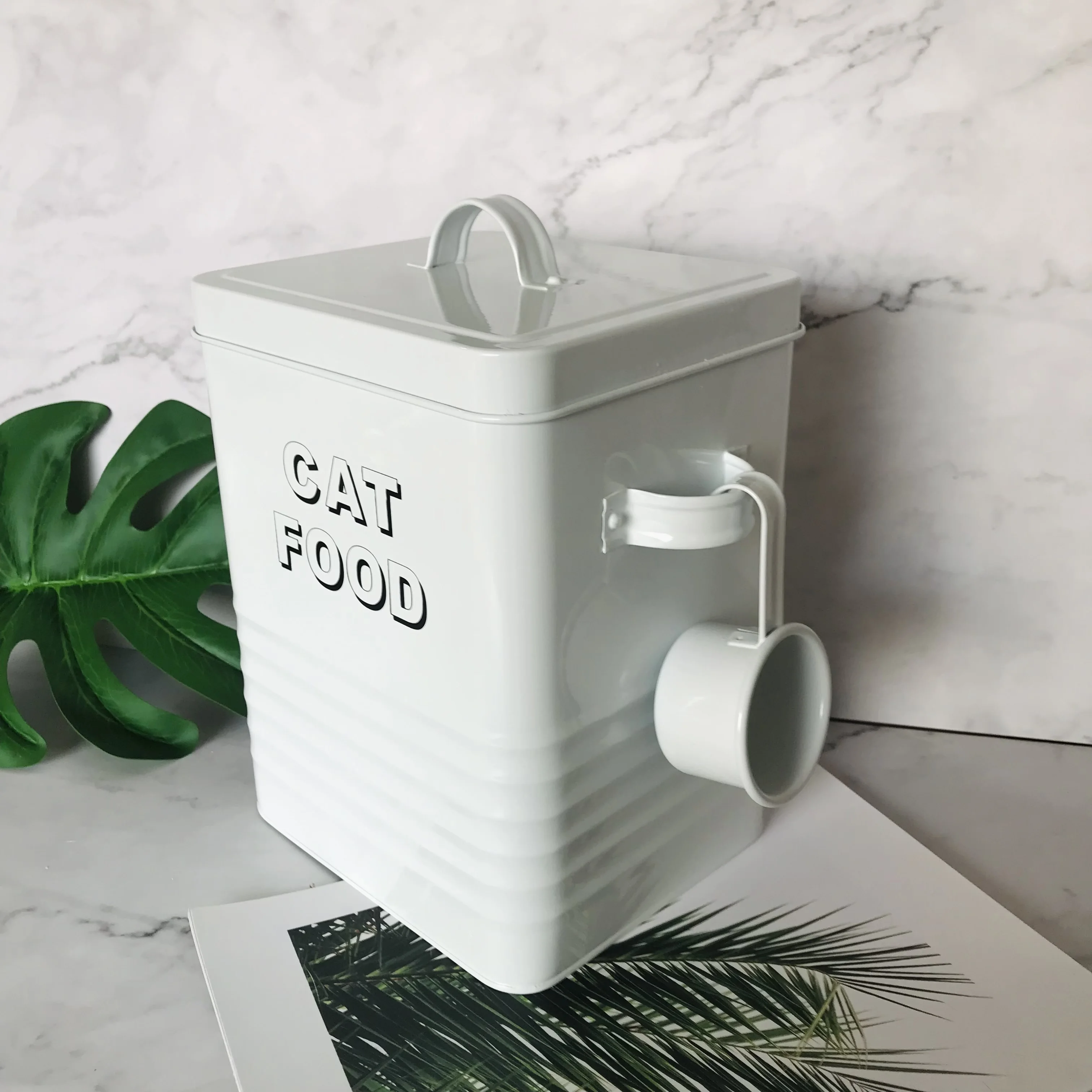 Custom Wholesale Farmhouse Metal Pet Food Treats Holder Dog Container Storage Cat Treats Tin with Scoop Pet Water Bowl