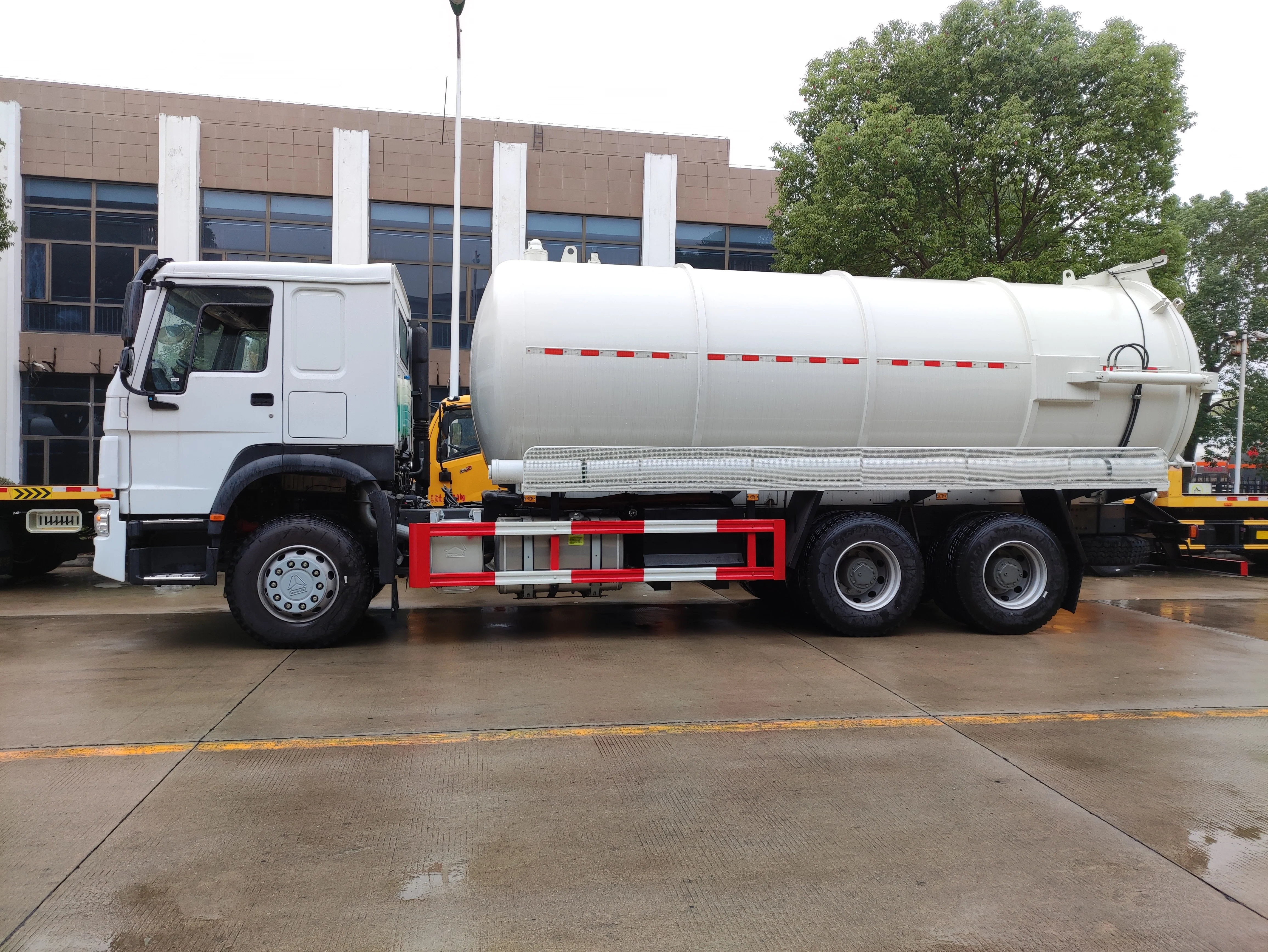 Sinotruk HOWO 6x4 20000L Vacuum Sewage Suction Truck 20 Tons Sewage Truck