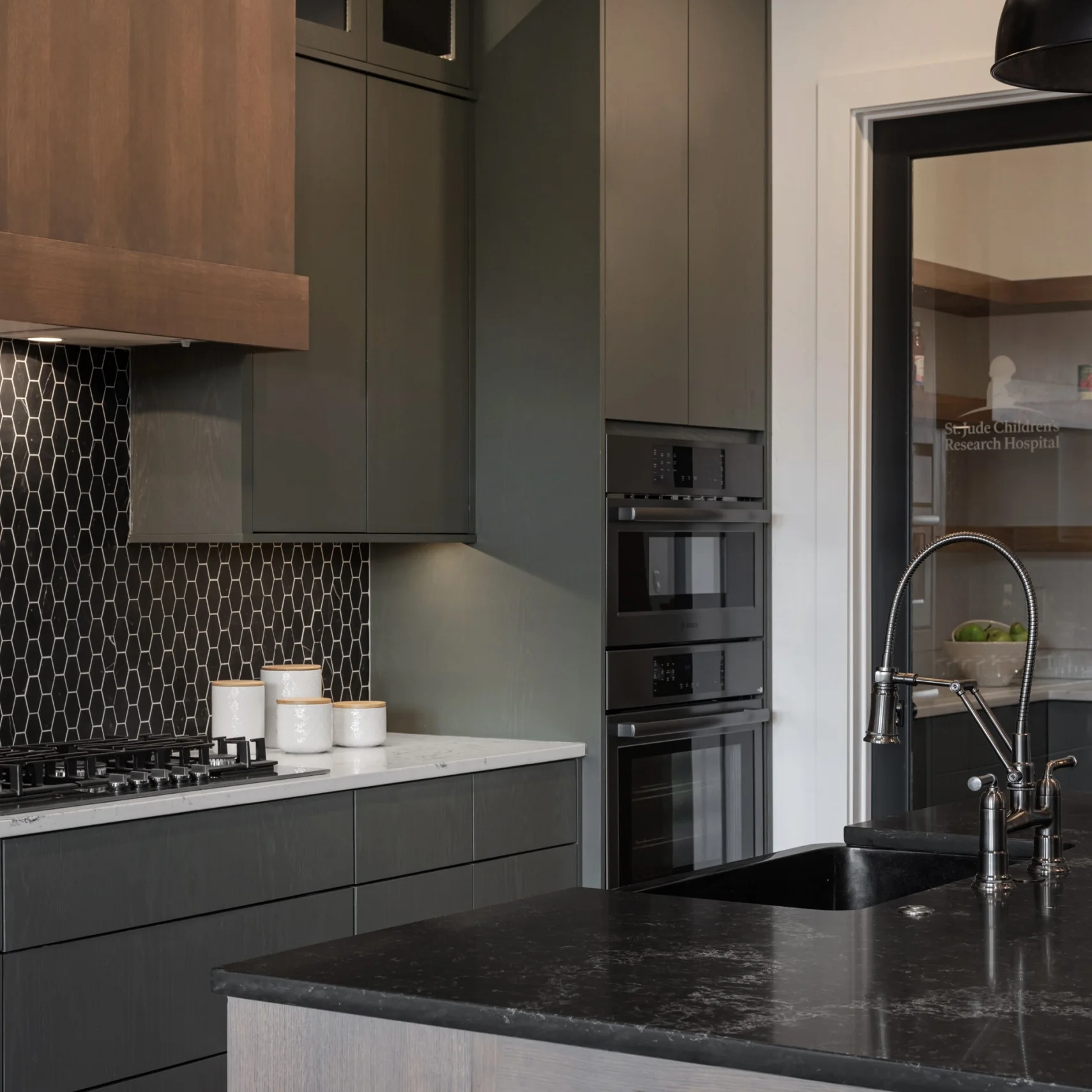 Miniature Full Oak Kitchen Cabinets with Island and Counter Top Set Whole Wood MDF rustic Style for Villa Island