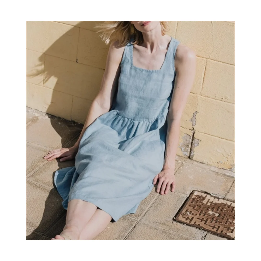 Льняное летнее платье без рукавов с принтом и оборками