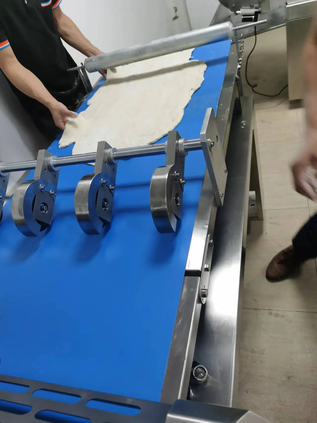 Easy operation croissant production line/ Full automatic croissant making machine/soft bread donut making machine