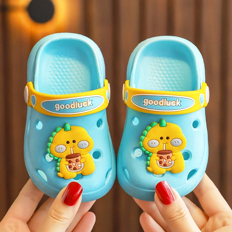 
2021 summer new arrival clog shoes boy girl cute cartoon kids beach slipper strawberry clog for kids 