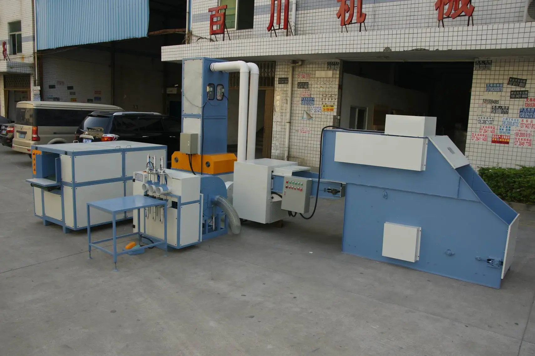 a machine to fill sofa sit cushions with feathers & foam pieces and fiber mix (made in china)