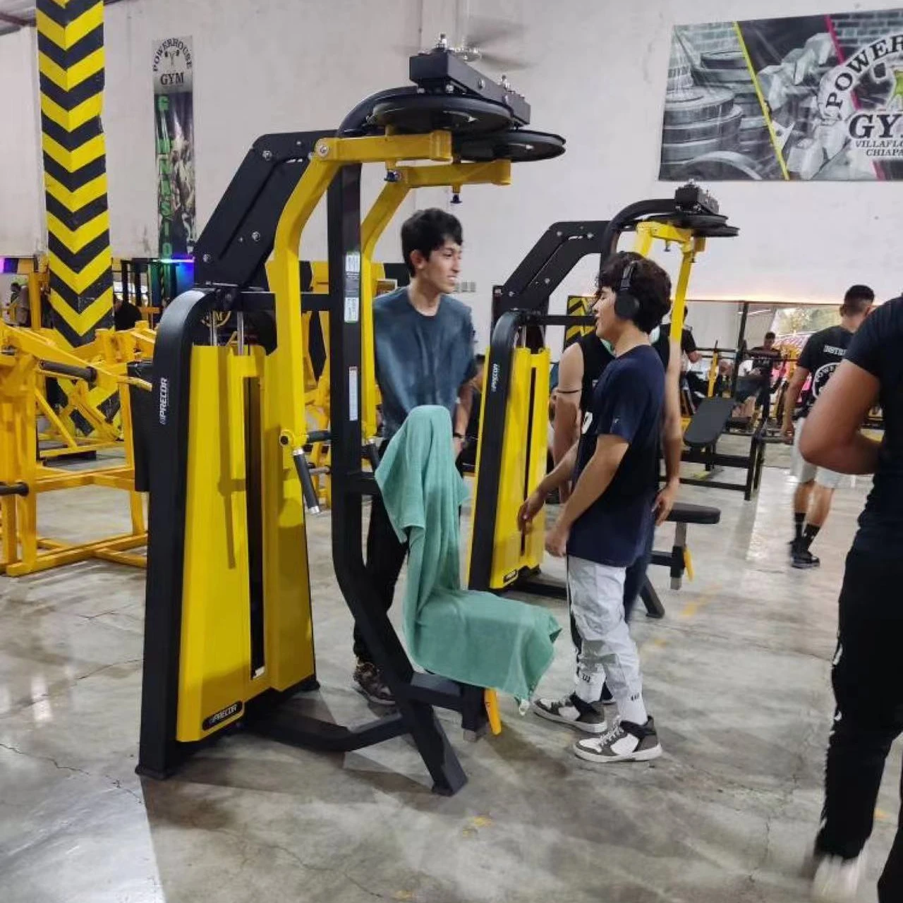 Gym Equipment Chest Pin Load Selection Machines Rear Delt and Pec Fly Machines for Shoulder Training Fitness Equipment