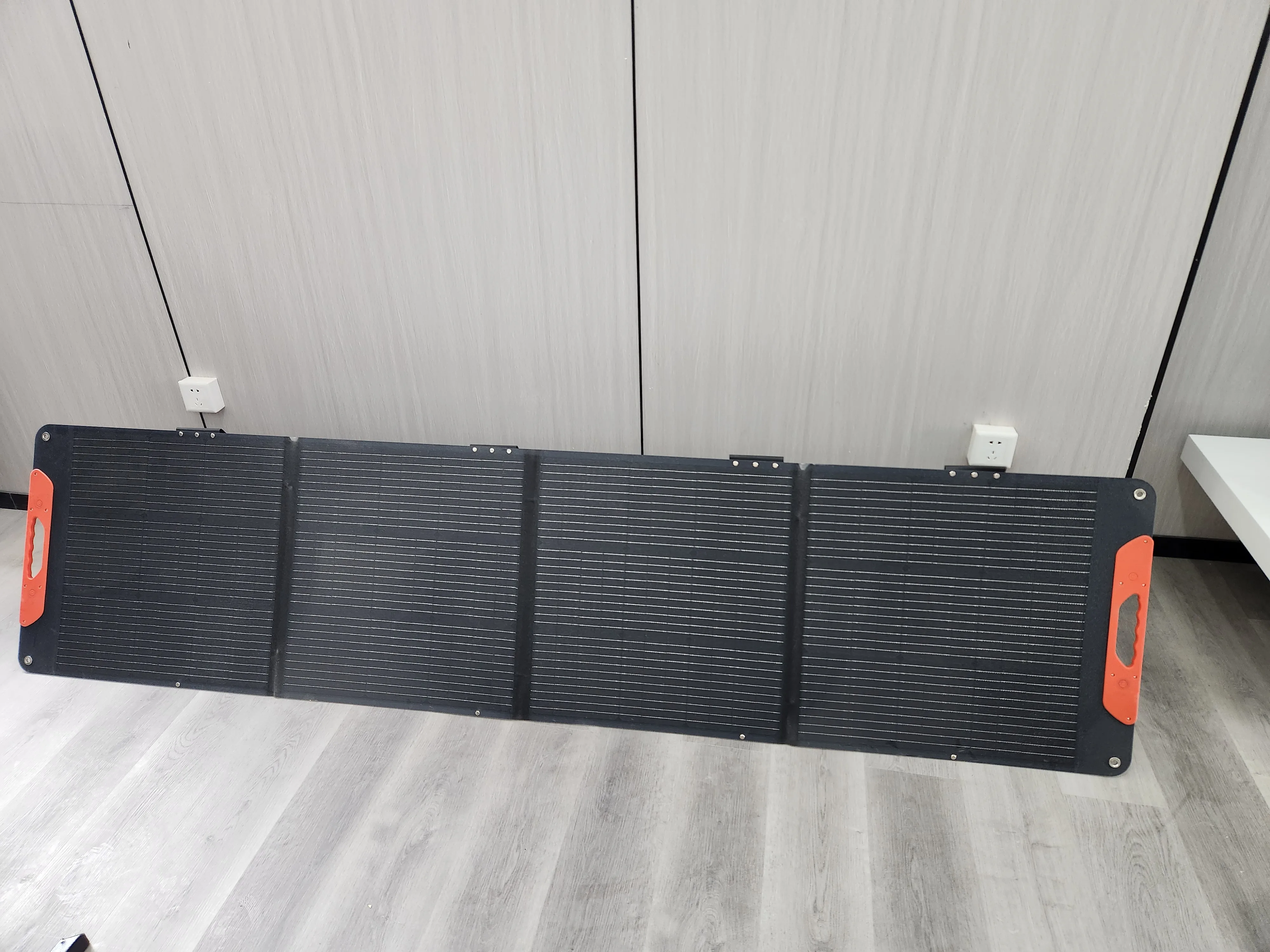 2200W Lithium Battery Bank Portable Power Station For Portable Power 2200W Portable Solar System