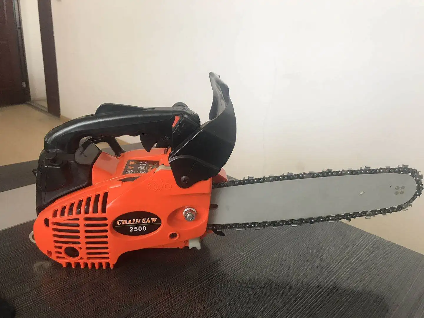 2500 New Bestselling Wood Cutting Chainsaw 0.9KW 2-Stroke Gasoline Chainsaw Chinese Chainsaw