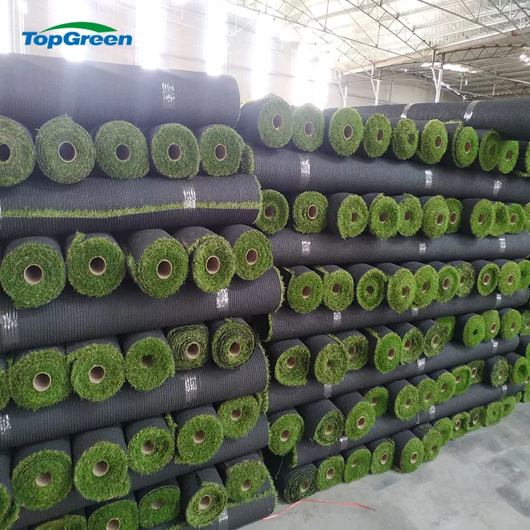 На открытом воздухе зеленого искуственного газона травы рулонов ковер для сада