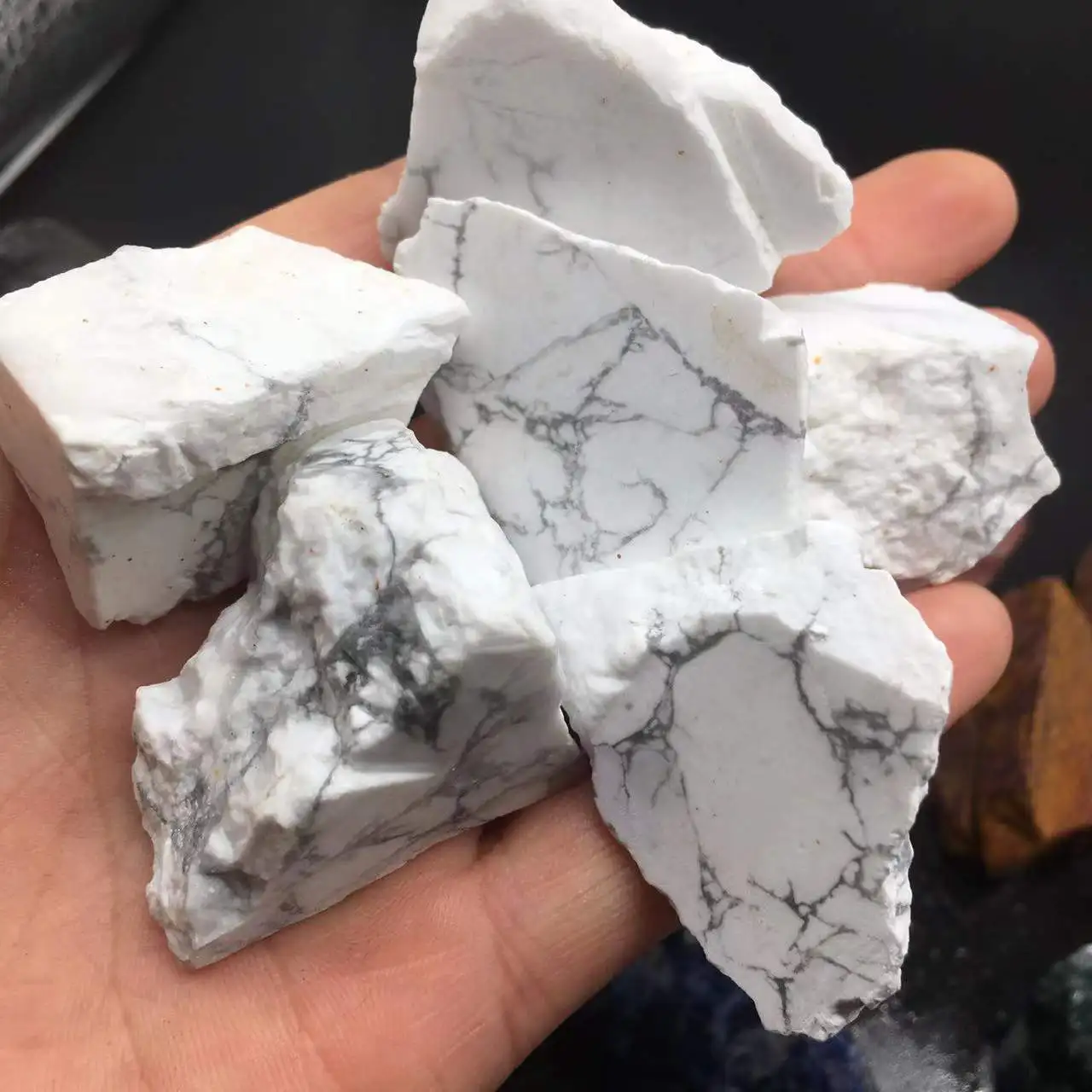 Wholesale Natural Rock Assorted Bulk Mixed Minerals Rose Quartz Amethyst Crystal Rough Stone Home And Office Decorative stones