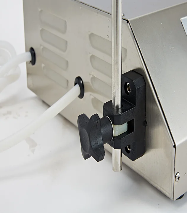 DUOQI Semi automatic soda energy carbonated soft drink beverage isobaric small plastic aluminum can manual beer filling machine