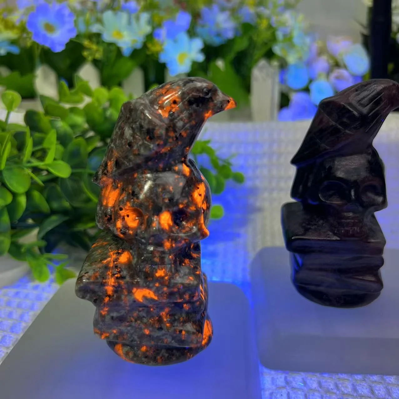 Wholesale Large Crow With Skulls Sculpture Garnet &Yooperlite Raven Skulls Home Decor Spirit Crystal Gift