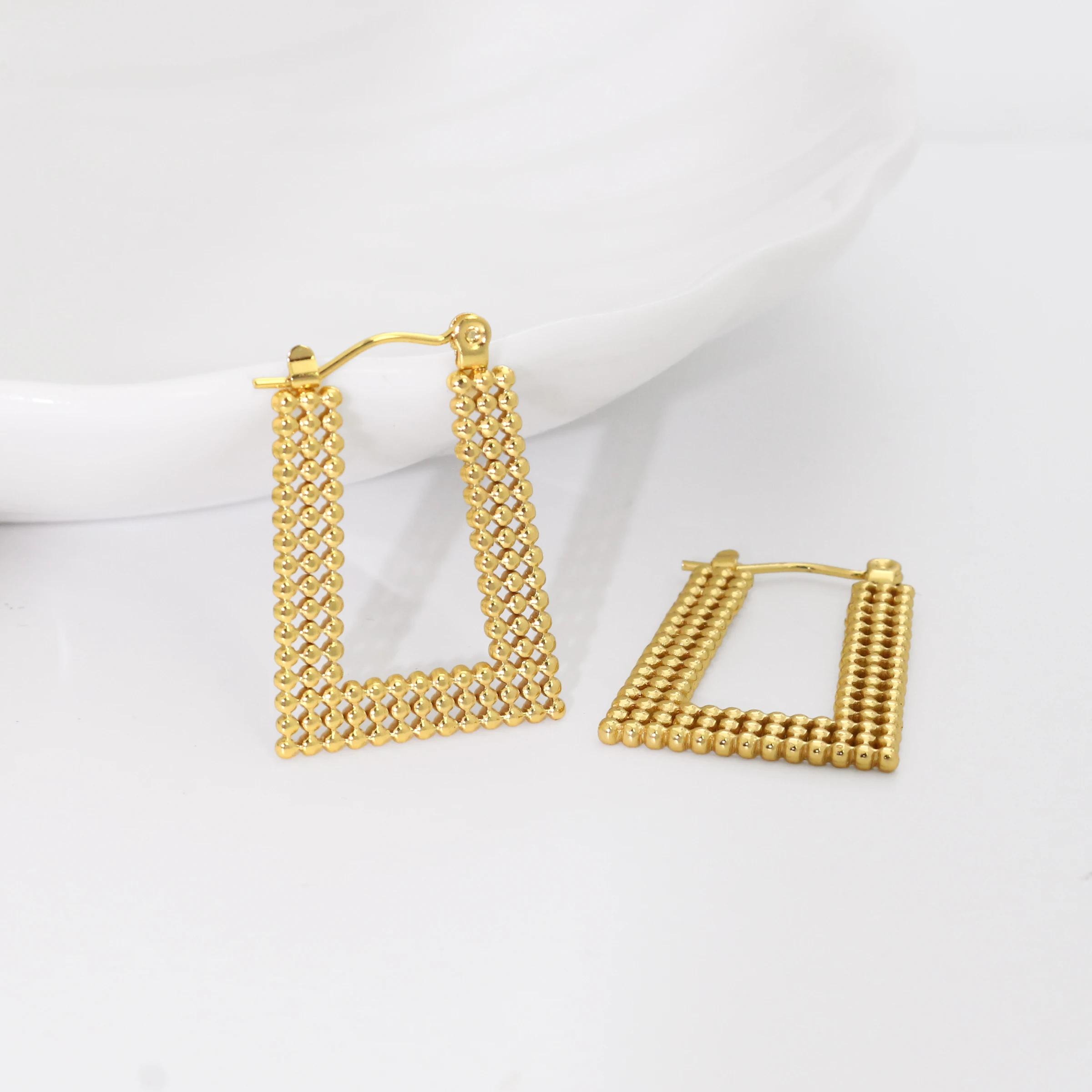 Spot goods 18k Gold Gold Thread Twist Hoop Earrings Stainless Steel Do not Fade Stud C Shape Circle Earrings Jewelry For Women