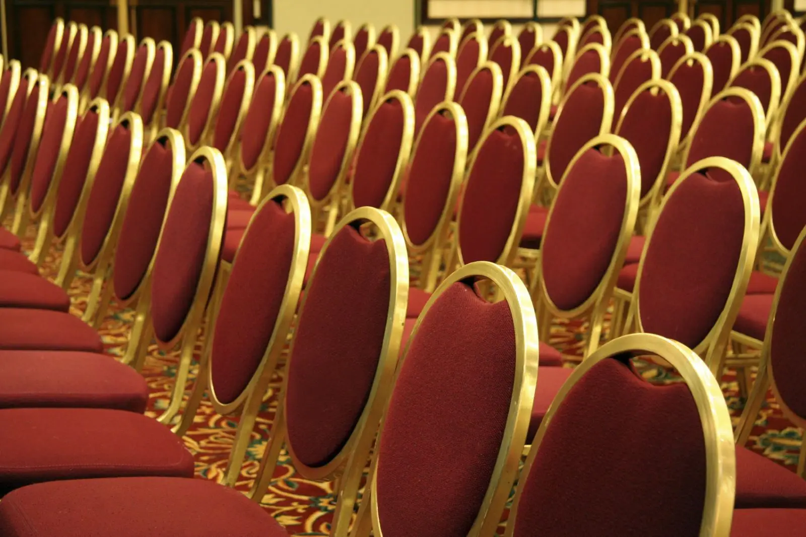 wholesale cheap luxury tiffany chairs gold and white metal chiavari stackable banquet chair for events hotel party wedding