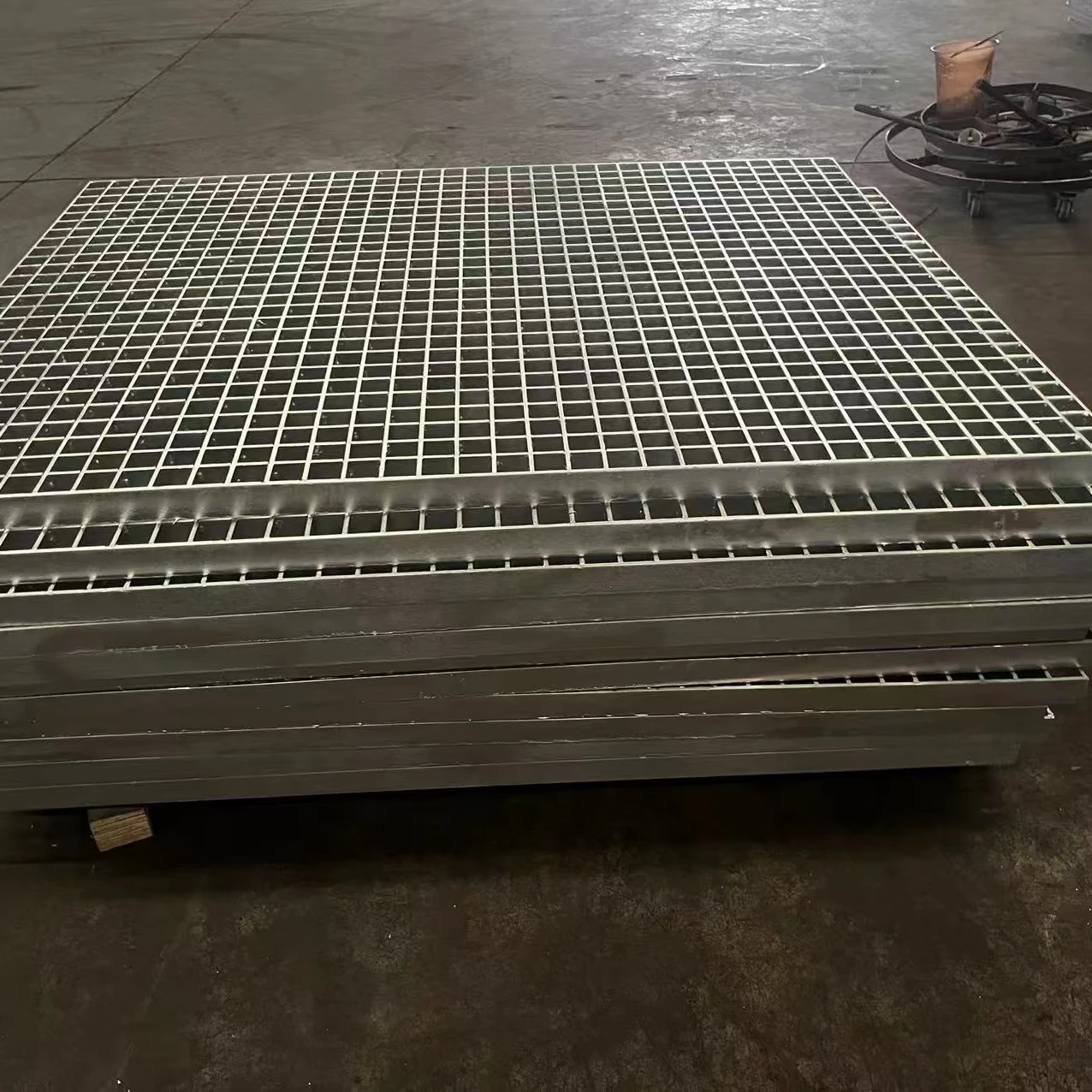 Metal Grating Floor Chinese HDG  Stainless Steel Plain Bar Grating Weight  Ghana Concrete Frame Grates