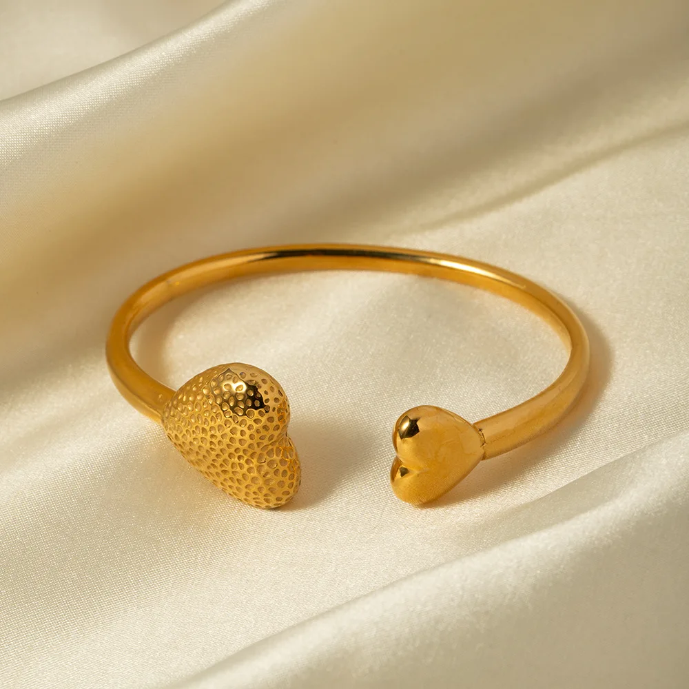 Vintage Stainless Steel Heart Bangle Hypoallergenic Jewelry 18K Gold Plated Open Design Heart Bangle Bracelet For Women