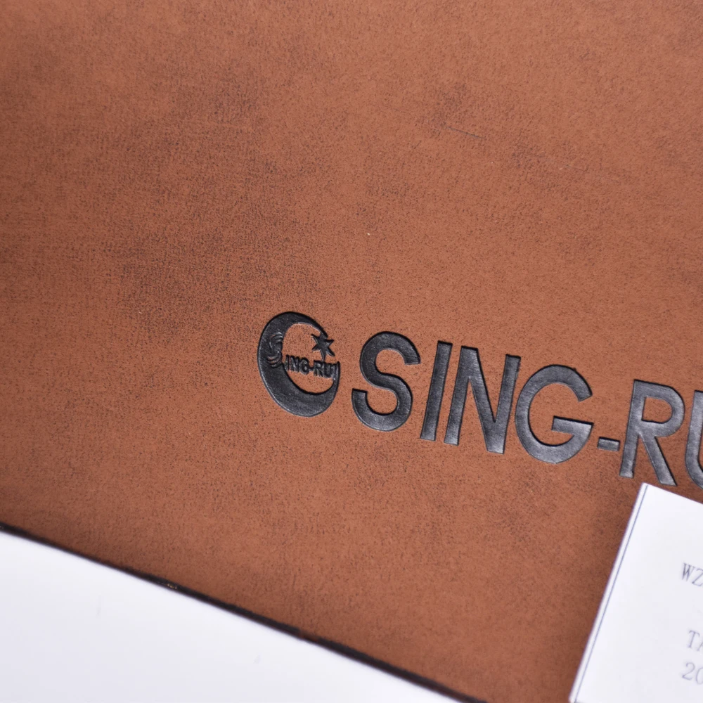 Ткань из искусственной кожи с тиснением логотипа