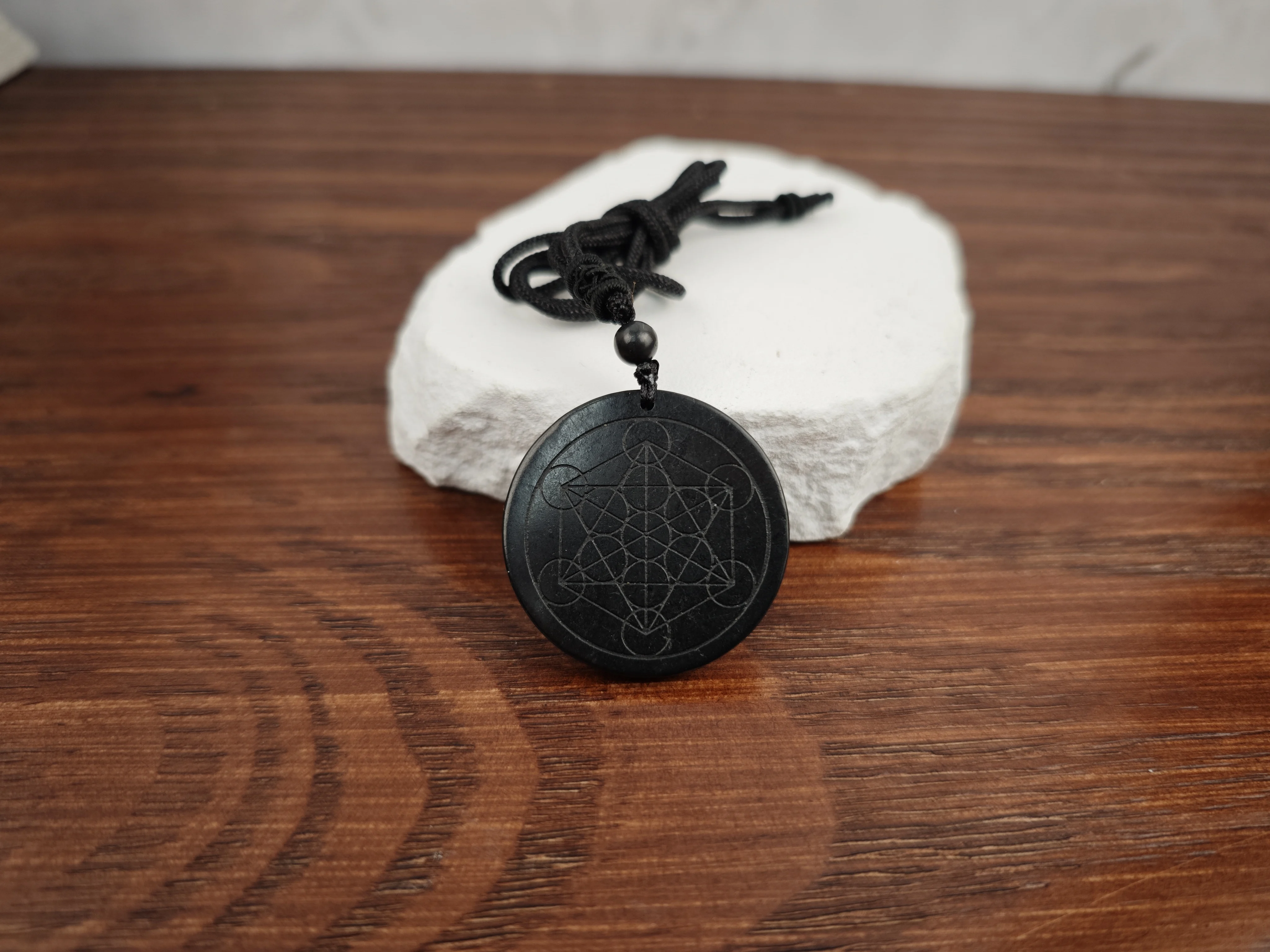 CHENYISHI 50%-70% Carbon Shungite Cheap Price Natural Stone Shungite Round and Cross Shaped Pendant Necklace for EMF Protection