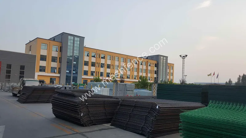 Панель из сварной сетки для аэропорта легко собираемое металлическое ограждение ограждения сада с колючей проволокой