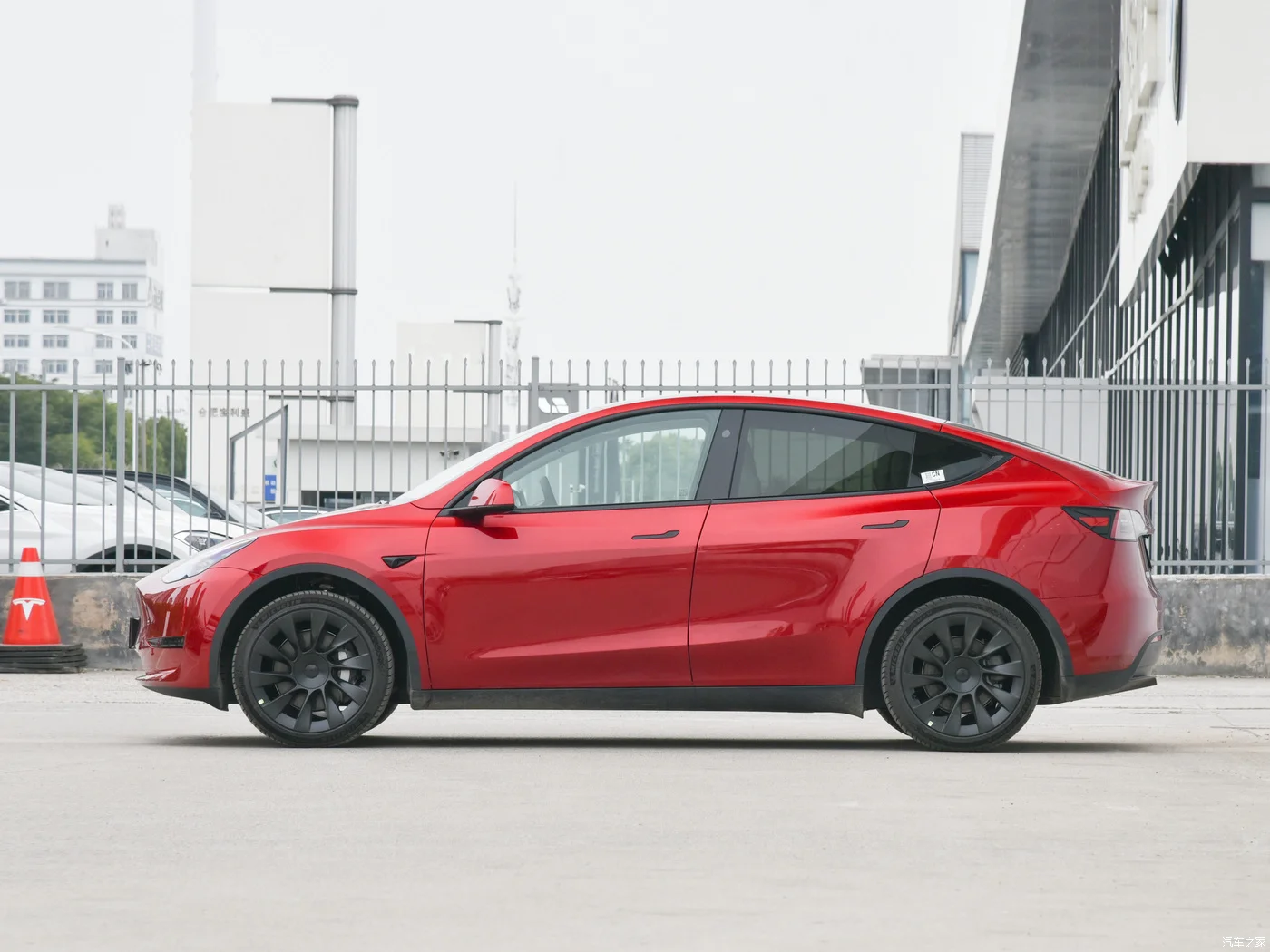 Tesla Model Y: All-Electric Luxury SUV with 4.8s 0-100km/h, 500km+ Range, Advanced Safety Features