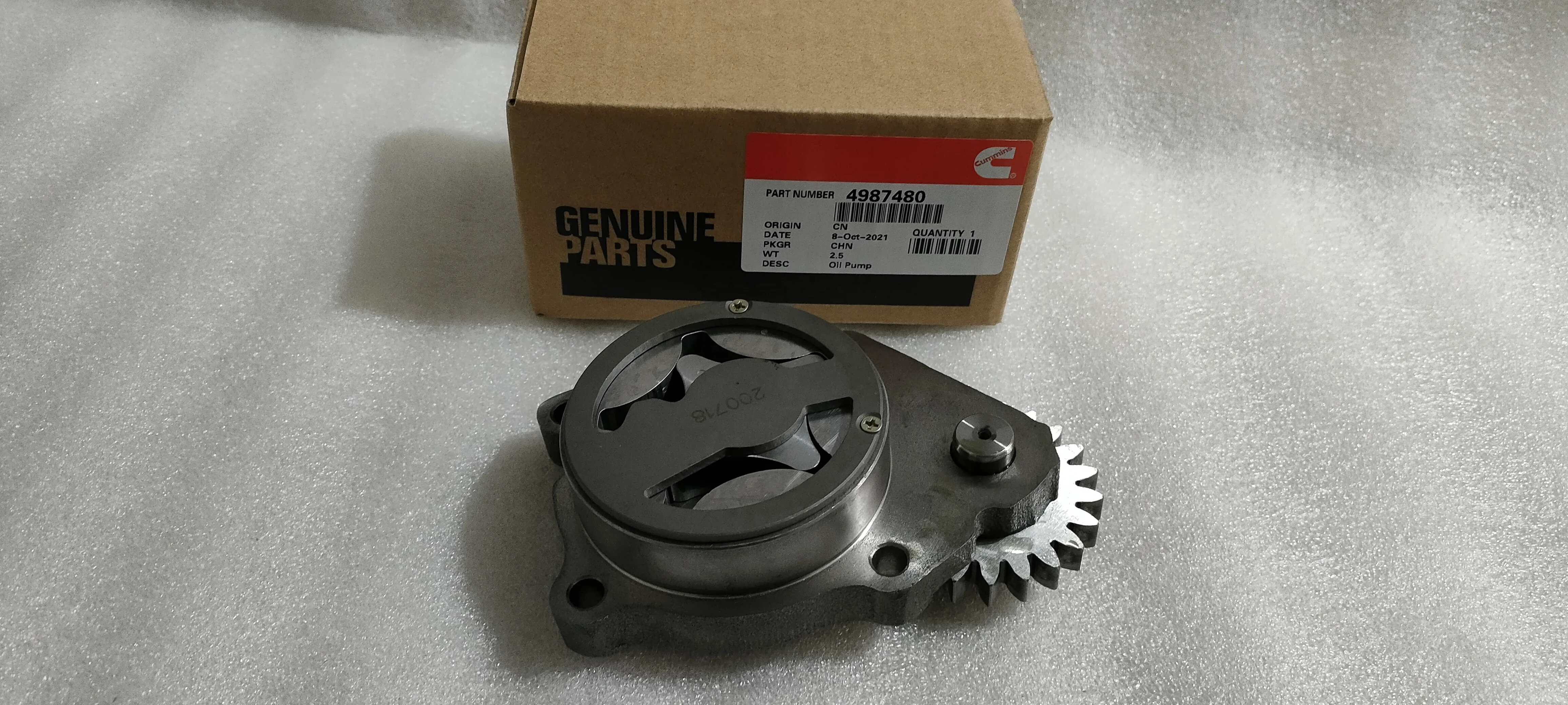 Genuine truck parts engine lubricating oil pump 4987480